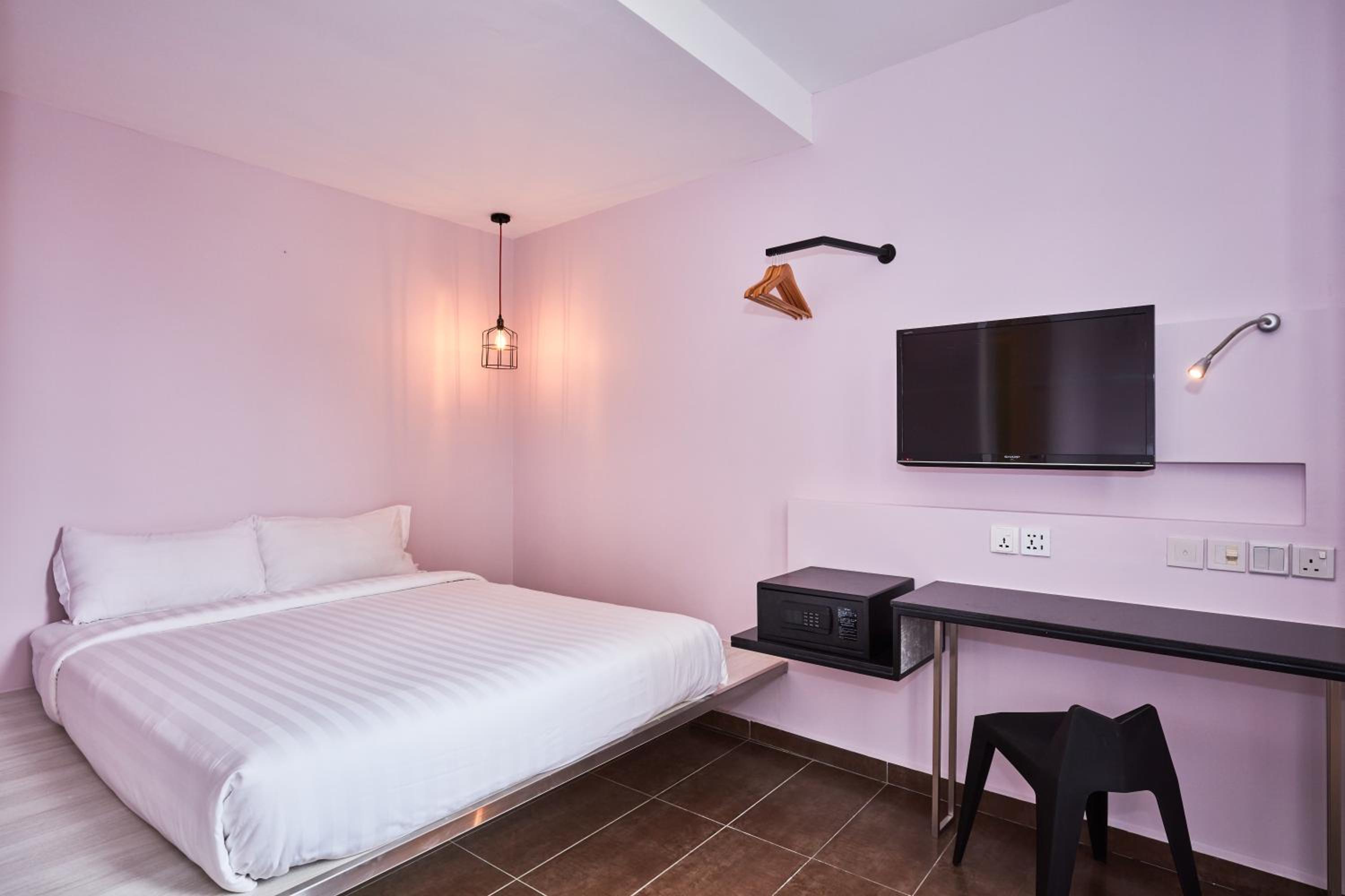 Deluxe Room with 1 Double and 2 Single Beds photo 3