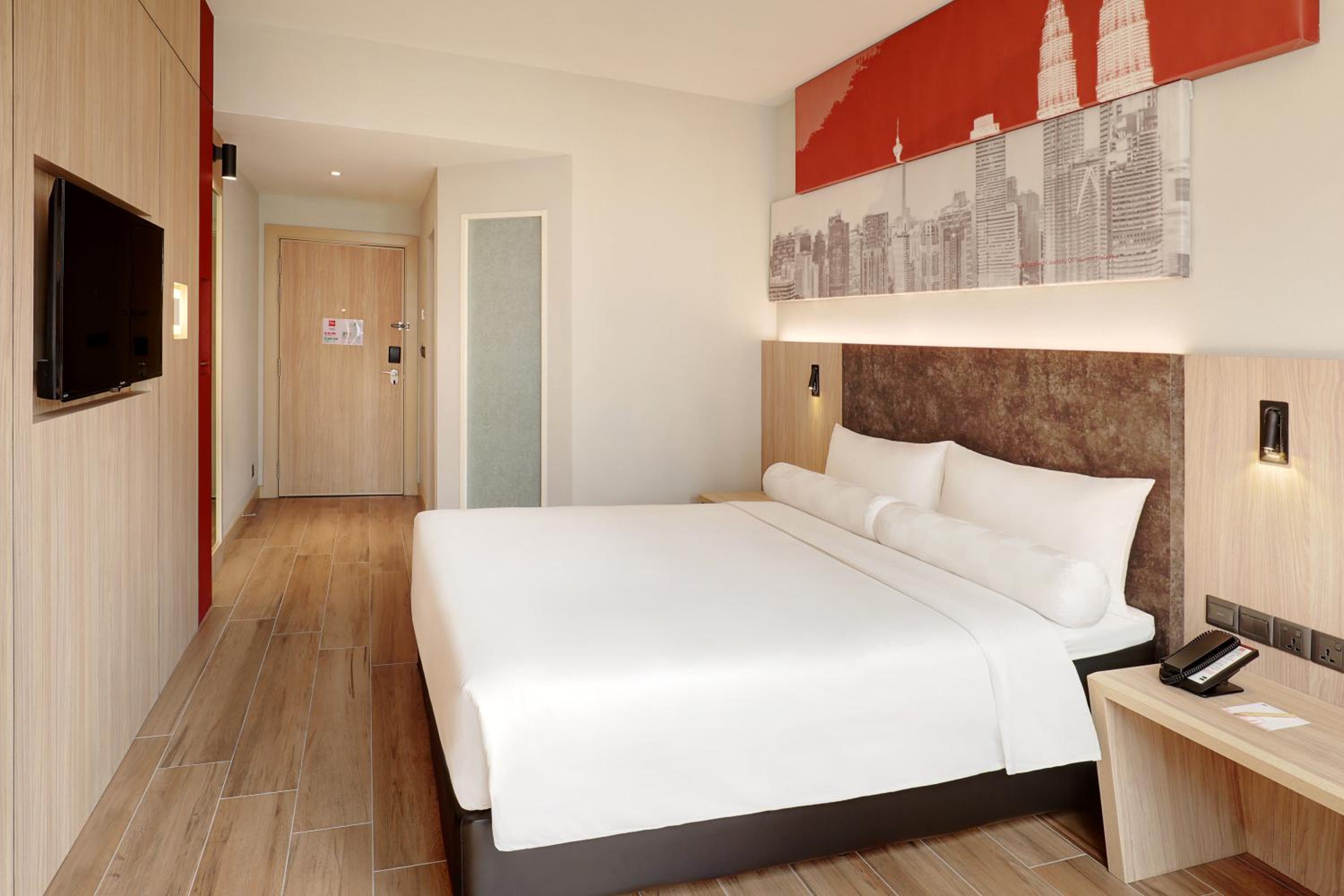Standard Room with 1 Queen Bed photo 3