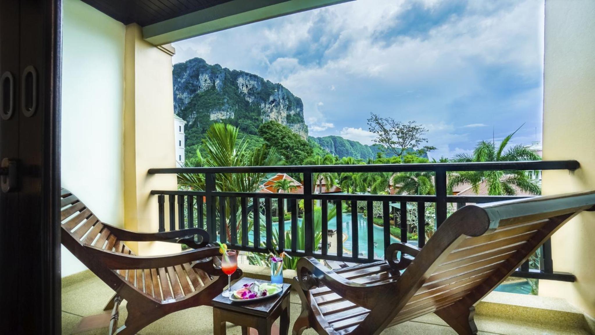 Grand Deluxe Double or Twin Room with Pool View - Photo 9