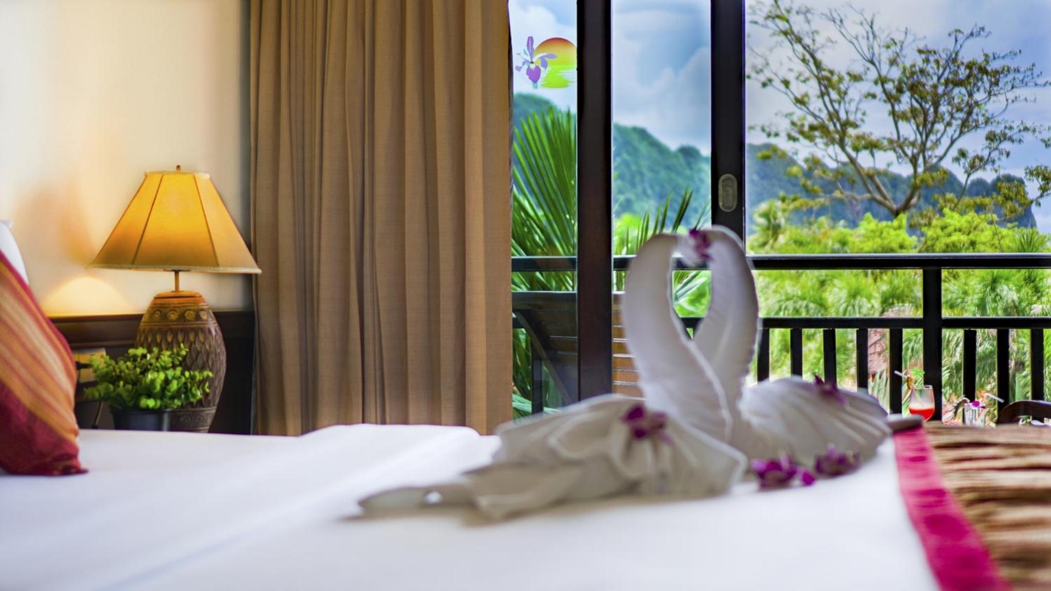 Grand Deluxe Double or Twin Room with Pool View - Photo 12