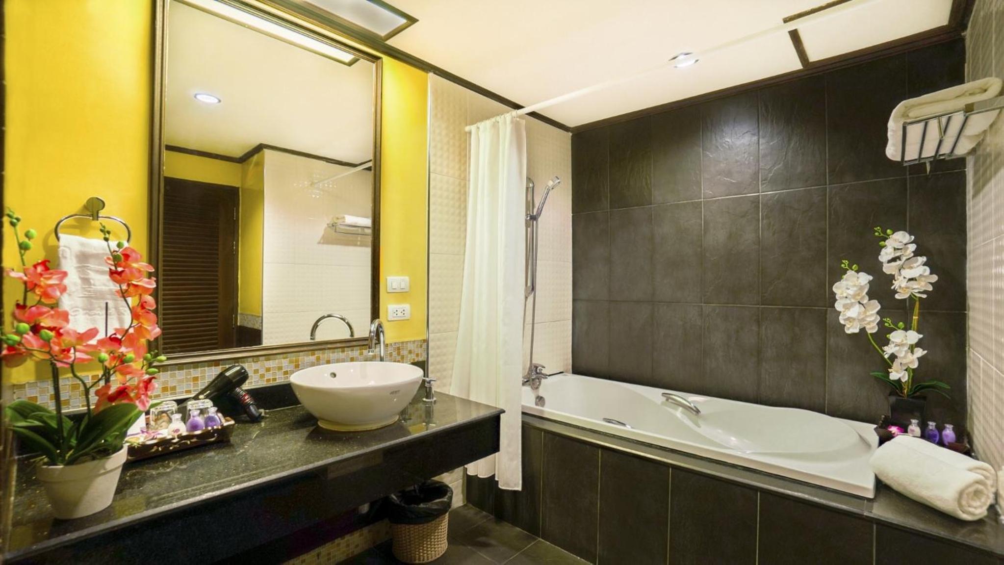Grand Deluxe Double or Twin Room with Pool View - Photo 3