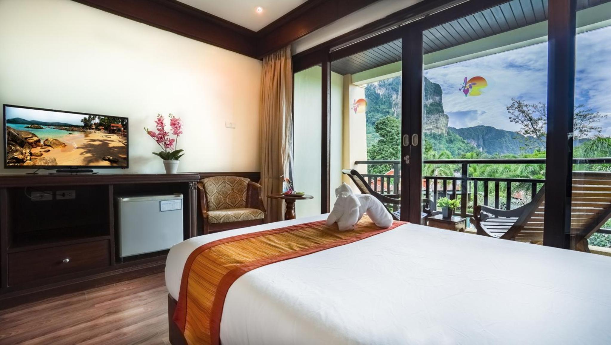 Grand Deluxe Double or Twin Room with Pool View - Photo 6