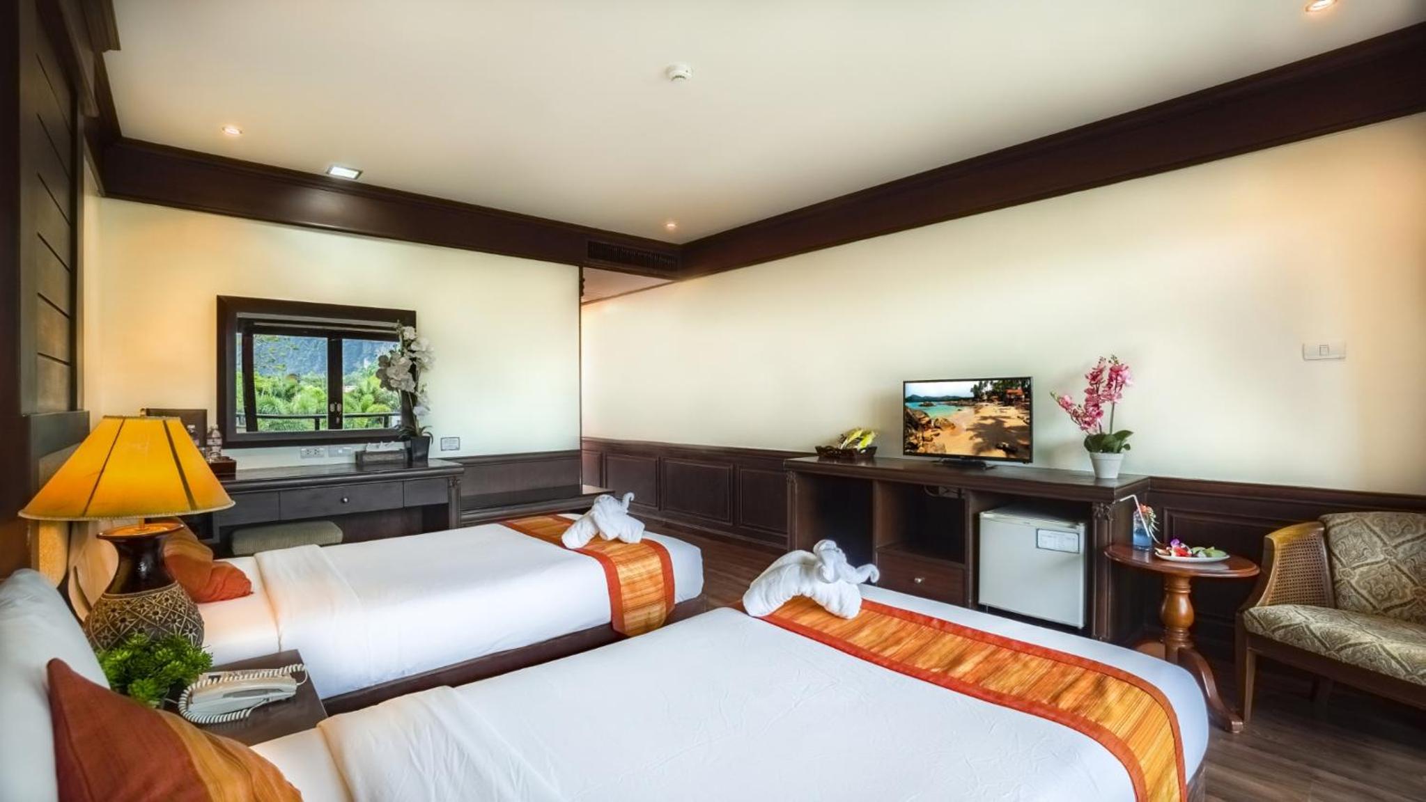 Grand Deluxe Double or Twin Room with Pool View - Photo 11