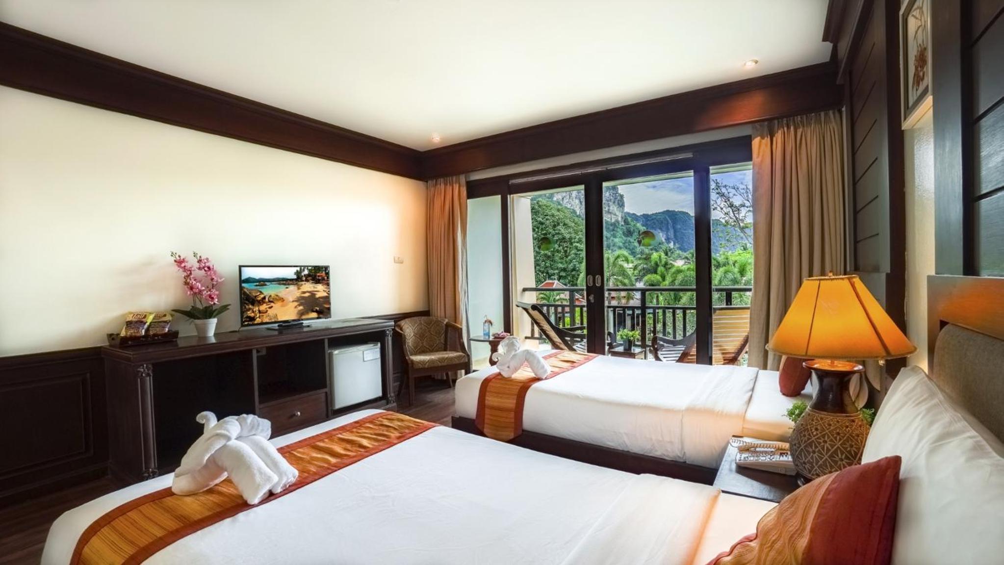 Grand Deluxe Double or Twin Room with Pool View - Photo 7