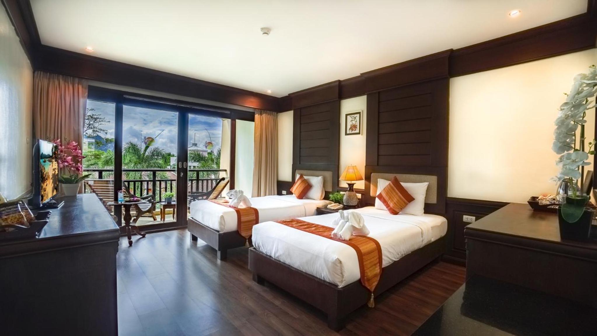 Grand Deluxe Double or Twin Room with Pool View - Photo 8