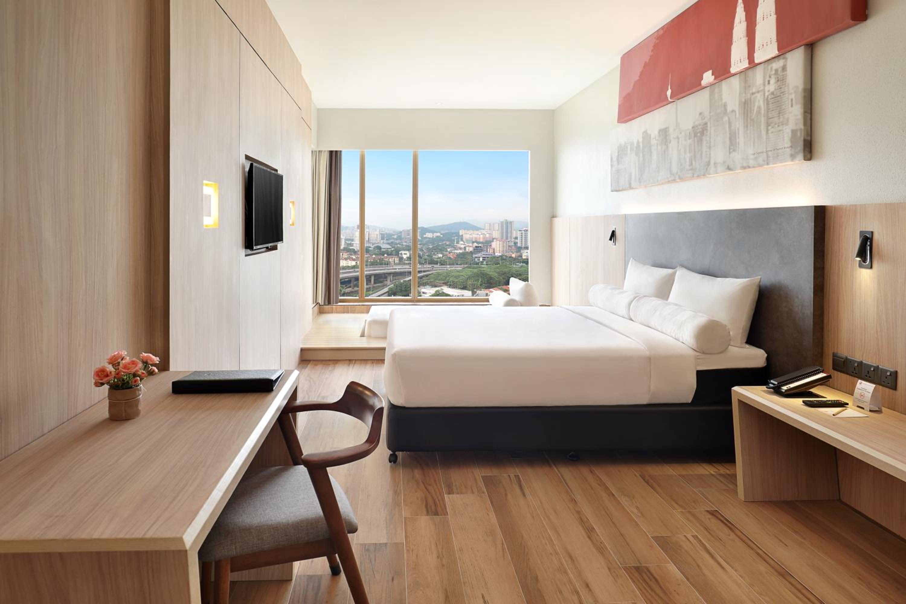 Deluxe Room with a Queen Bed photo 2