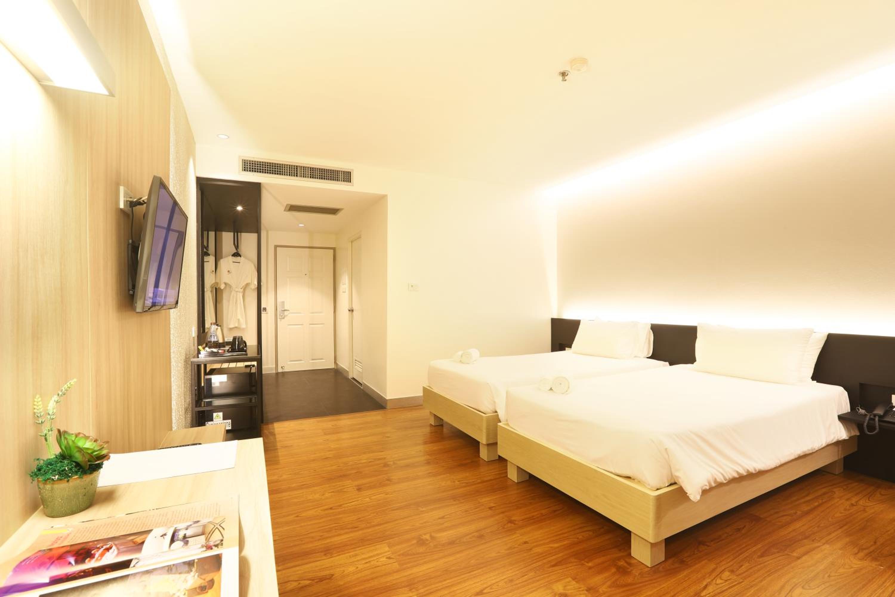 Deluxe Room Twin Bed - Photo 6