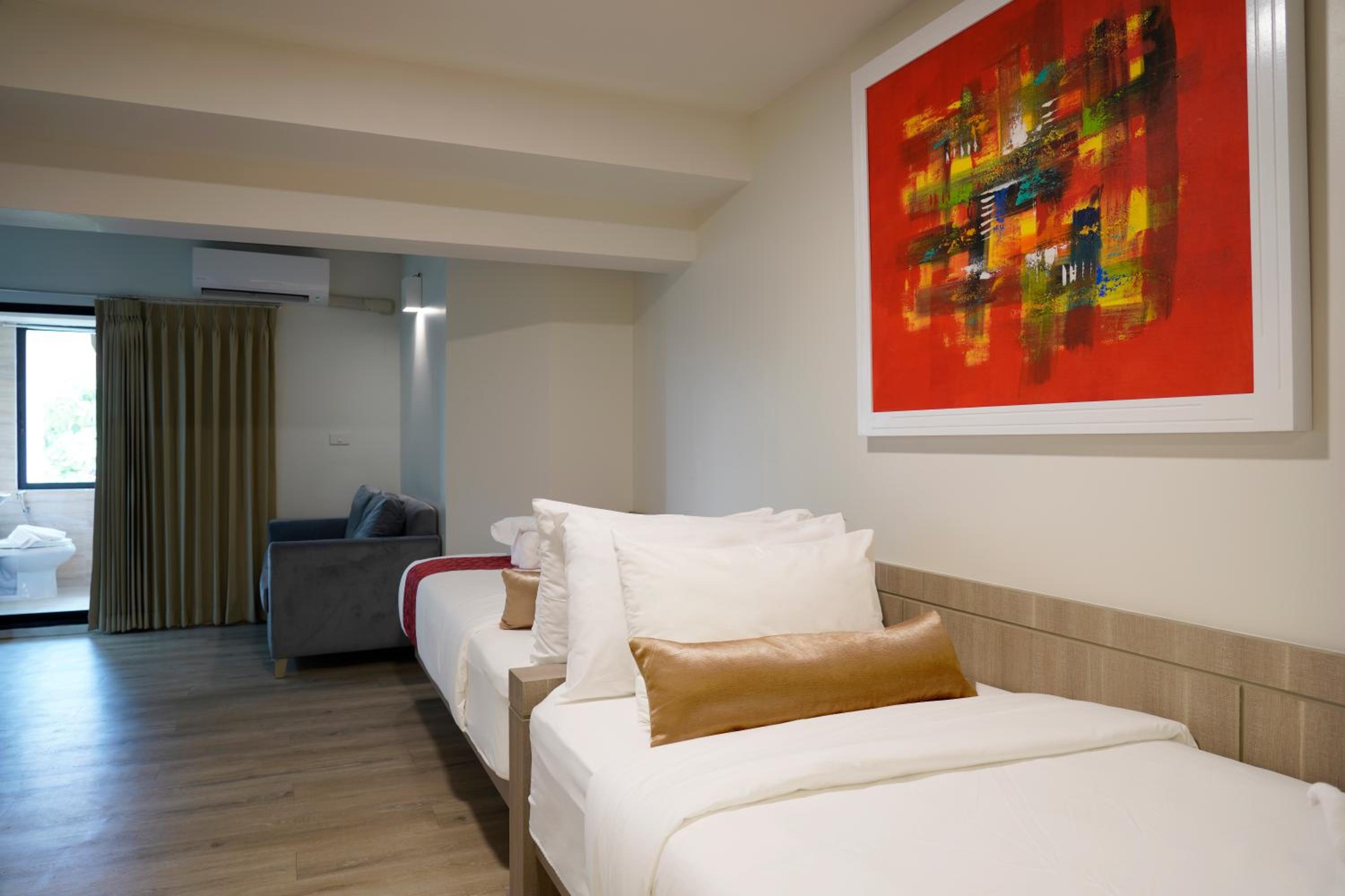 Deluxe Twin Room with Window photo 3