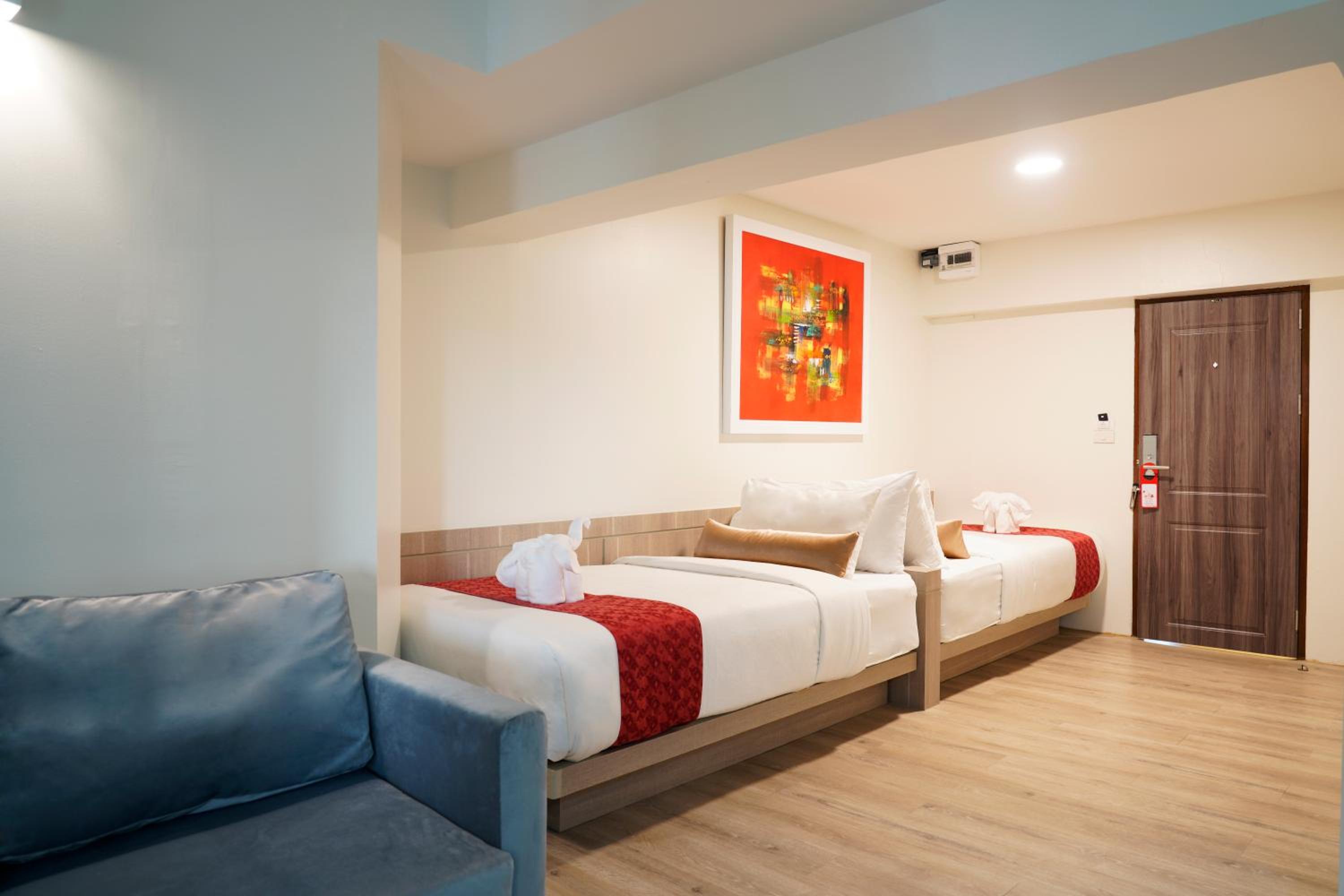 Deluxe Twin Room with Window photo 2