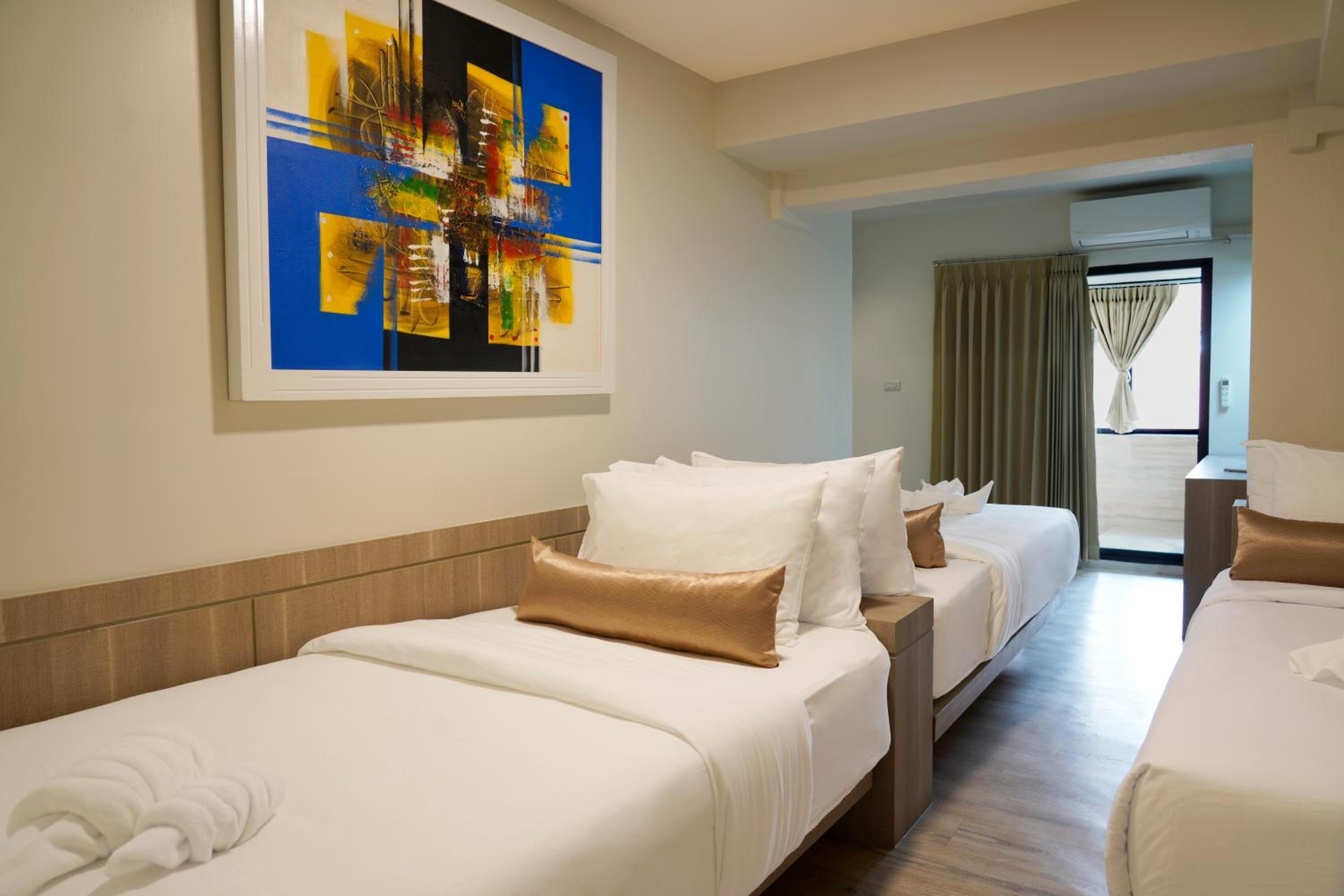 Deluxe Triple Room with Window photo 3