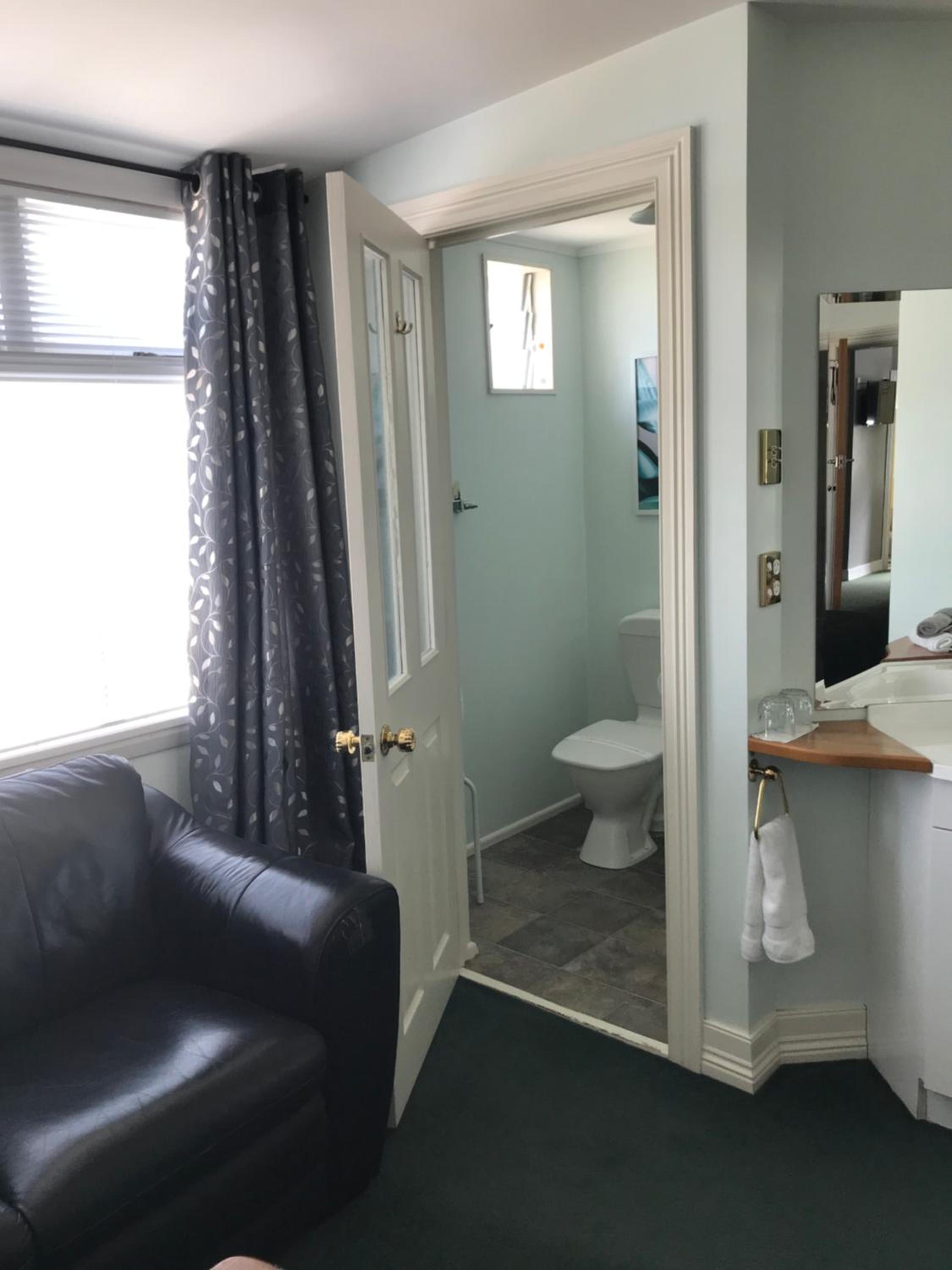 Standard King Room photo 3