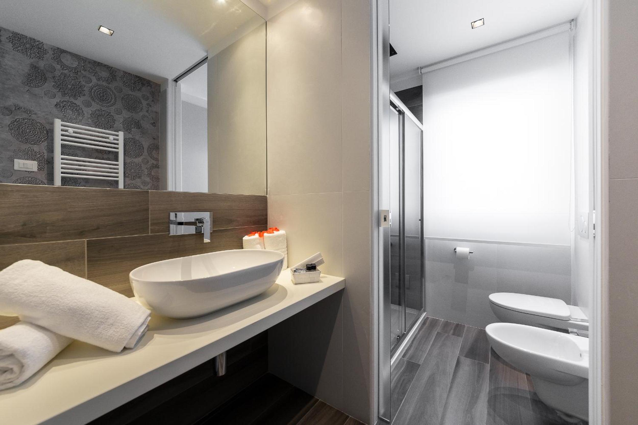 Deluxe Suite with Spa Bath - Photo 6