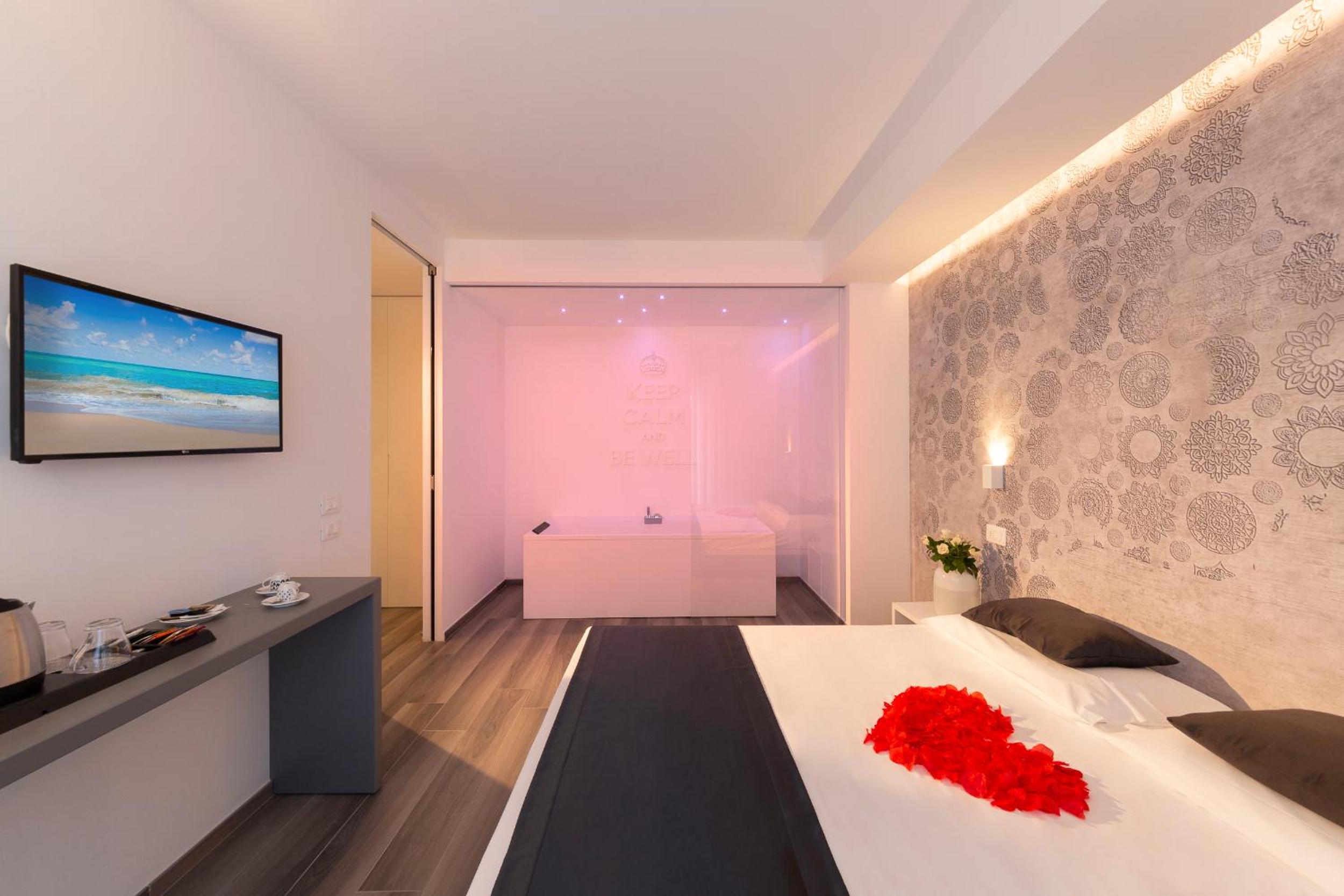 Deluxe Suite with Spa Bath - Photo 5