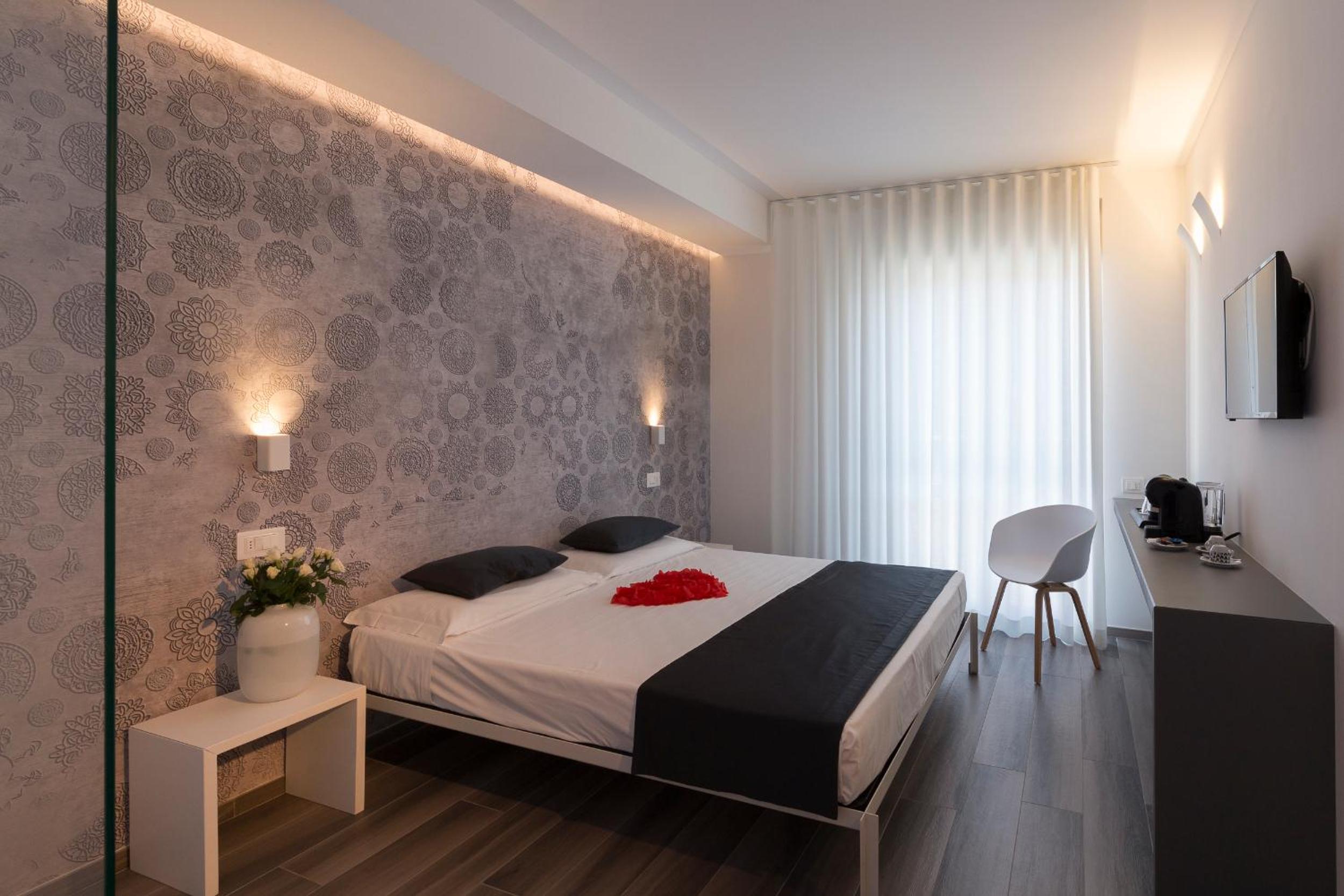 Deluxe Suite with Spa Bath - Photo 1