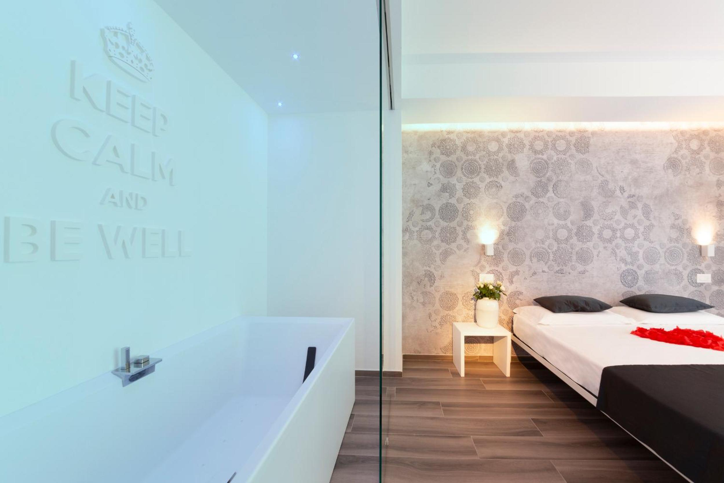 Deluxe Suite with Spa Bath - Photo 4