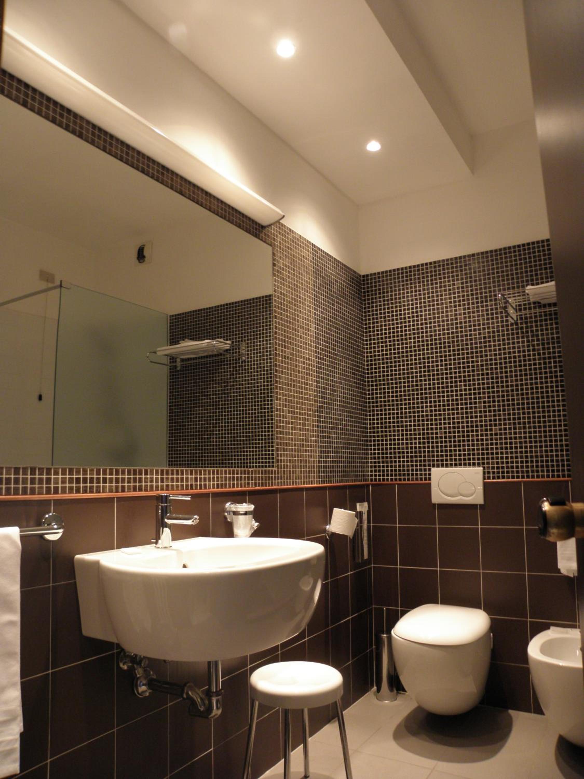 Twin Room with Bathroom - Photo 4