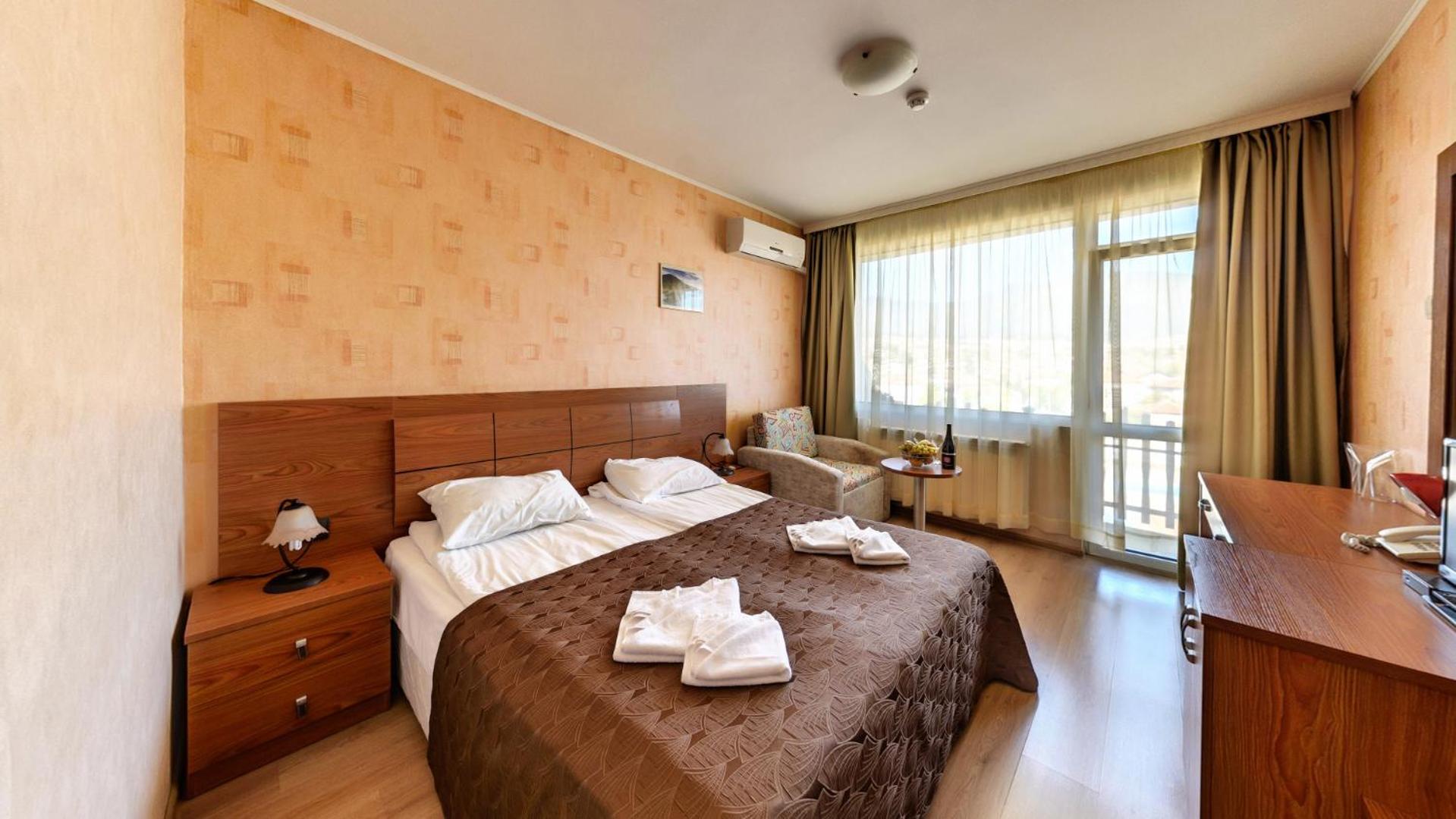 Twin Room (2 Adults + 1 Child) - Photo 1