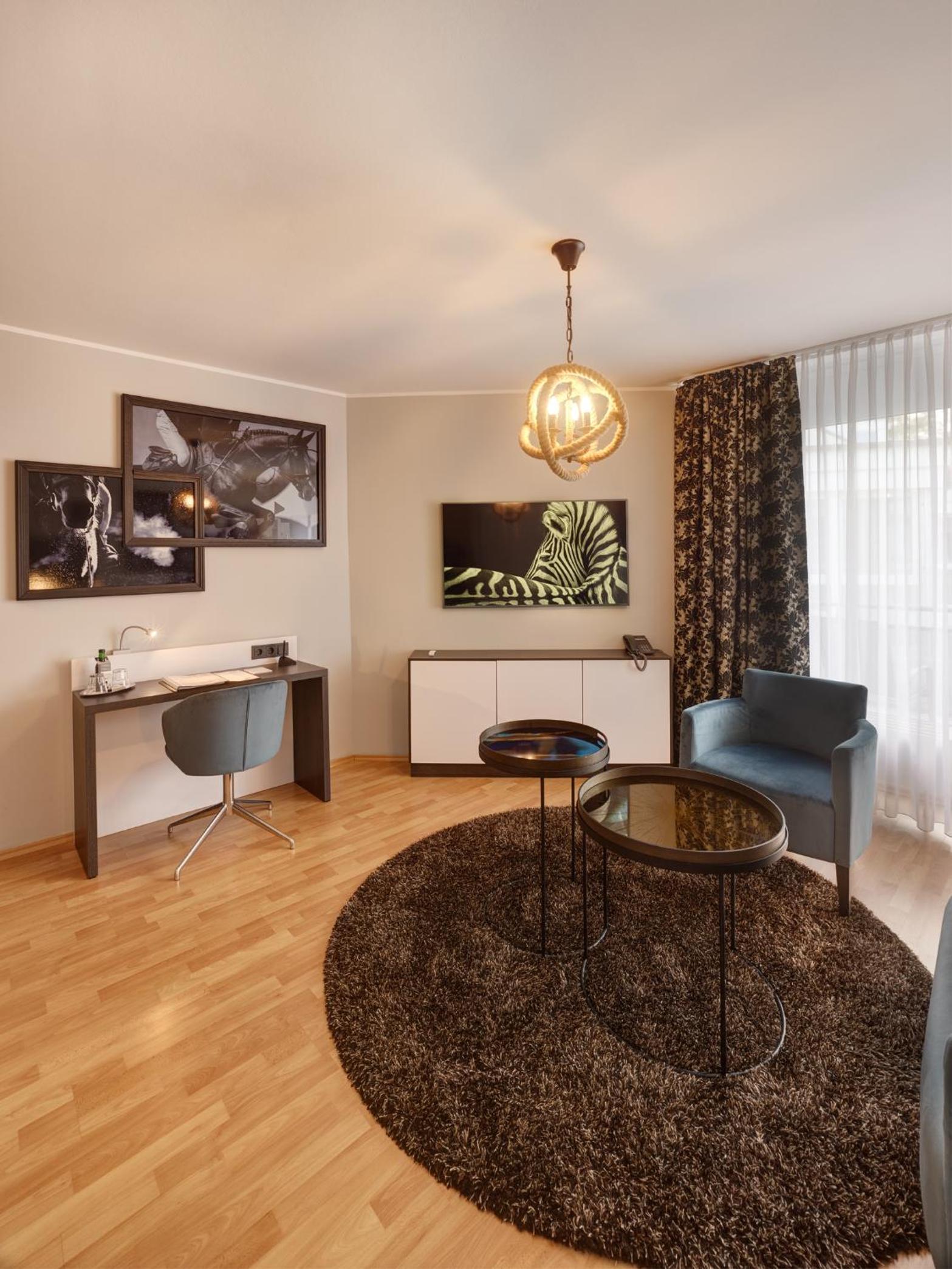 Executive Suite - Photo 8