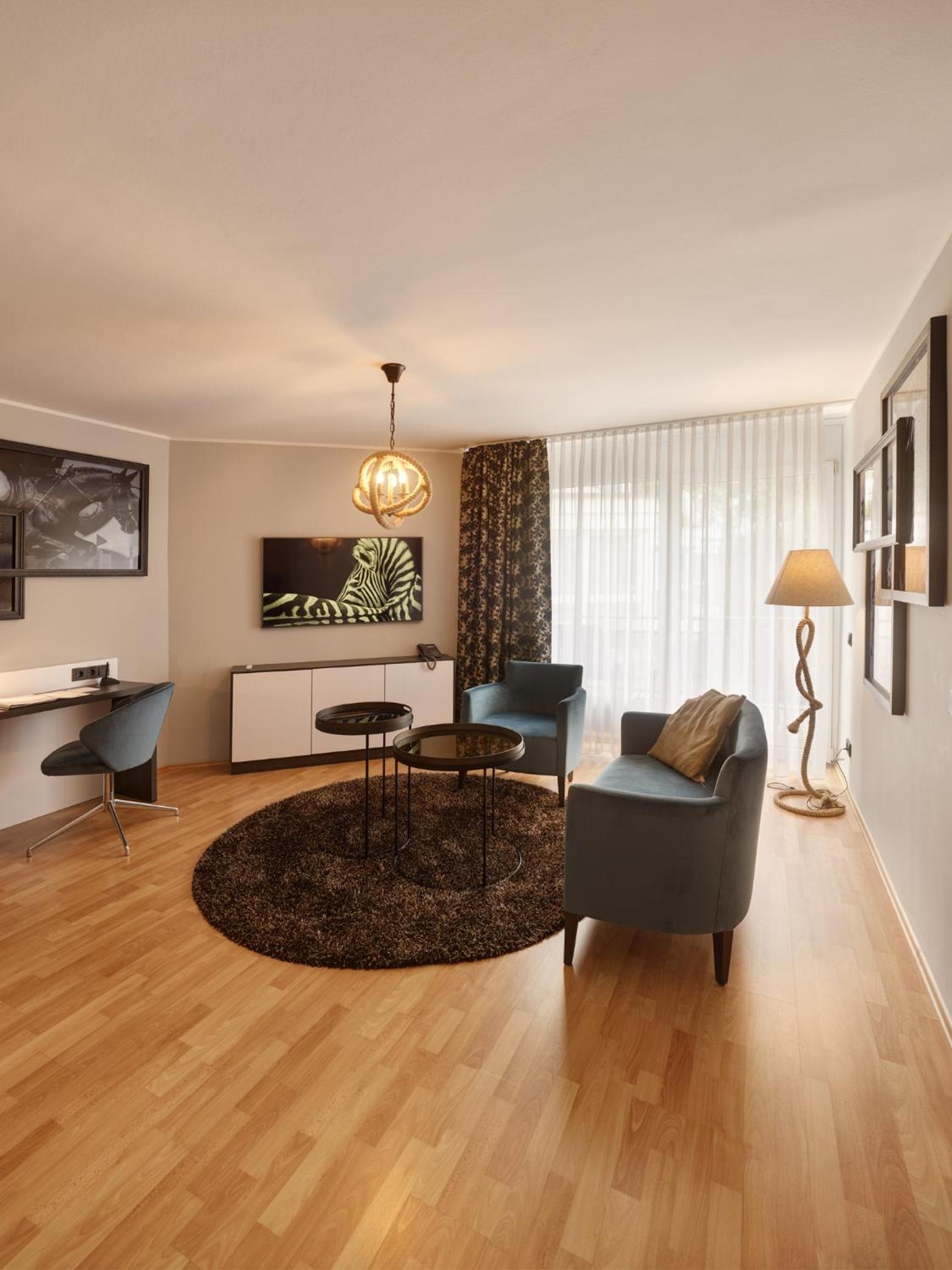 Executive Suite - Photo 2