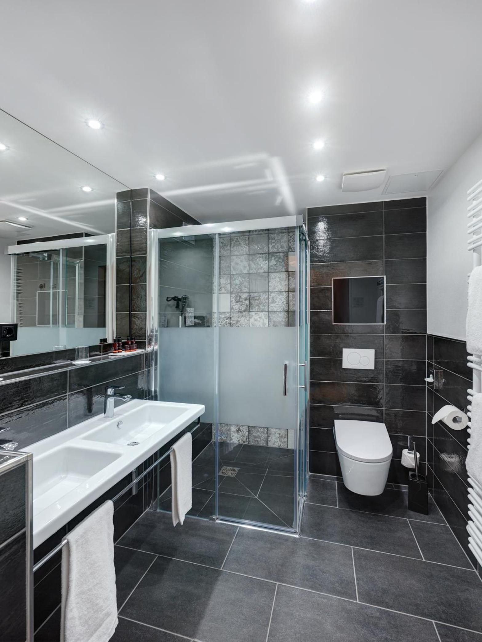 Executive Suite - Photo 6