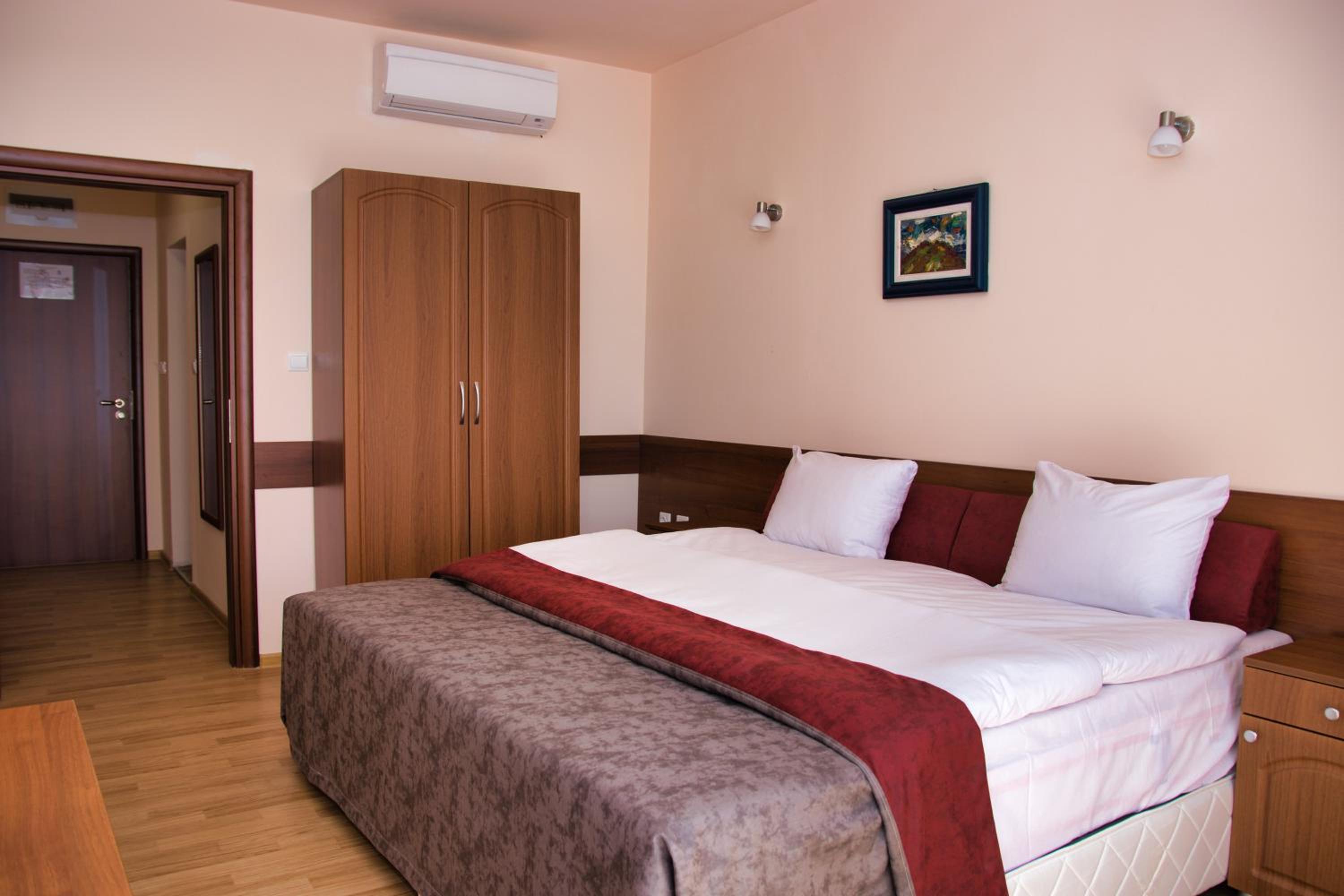 One-Bedroom Apartment - Photo 2
