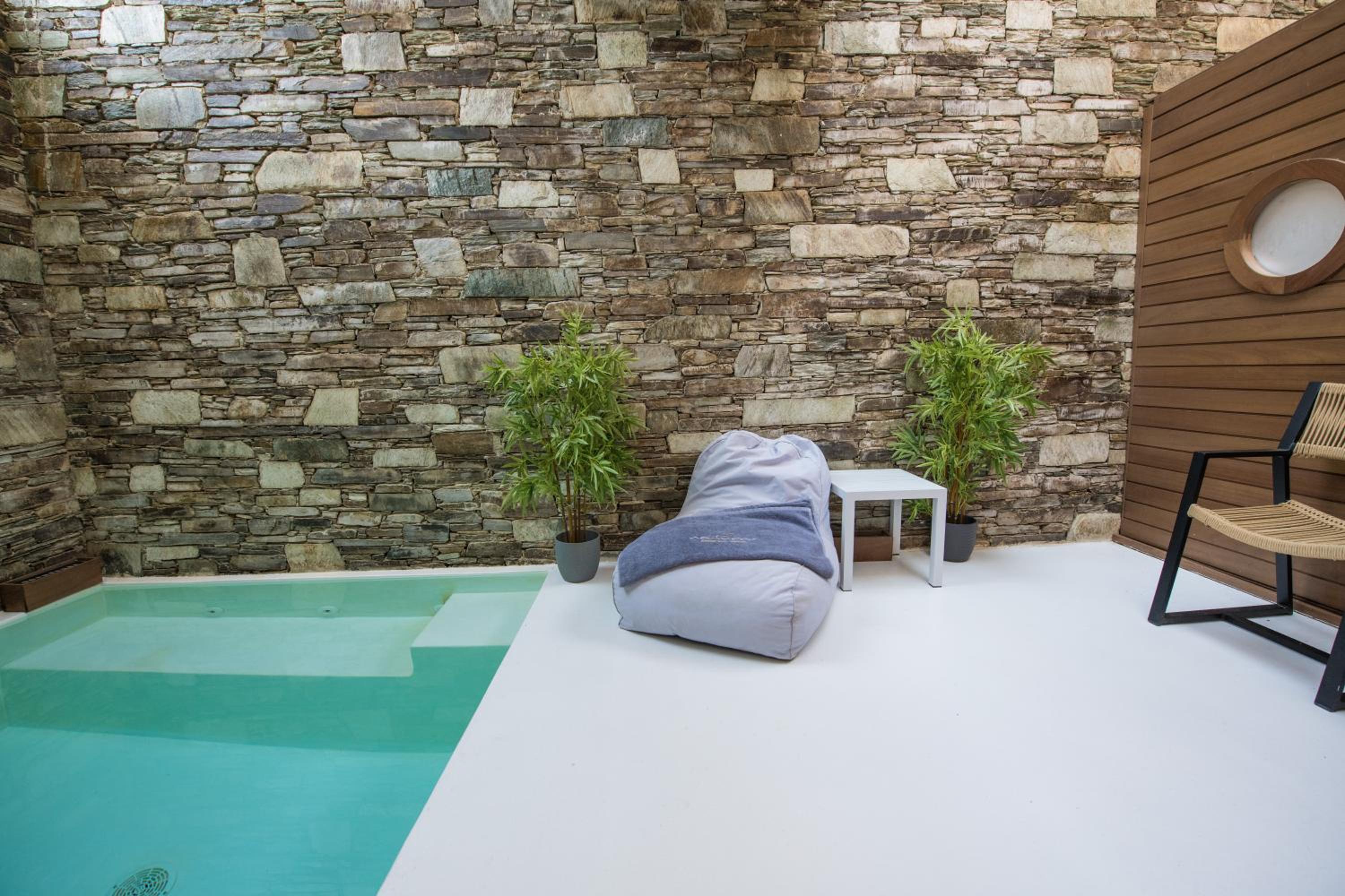 Superior Suite with Outdoor Pool photo 3