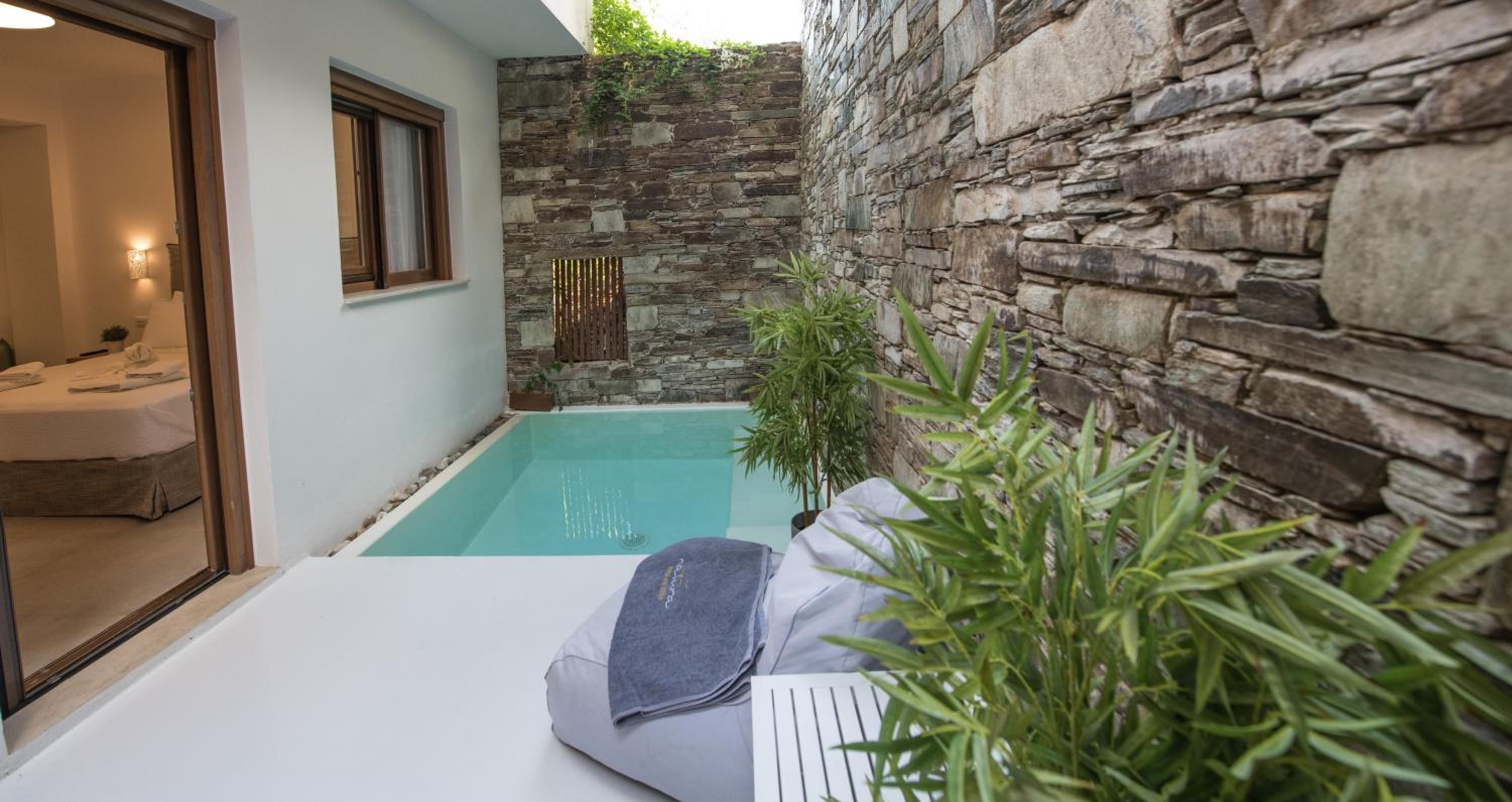 Superior Suite with Outdoor Pool photo 2