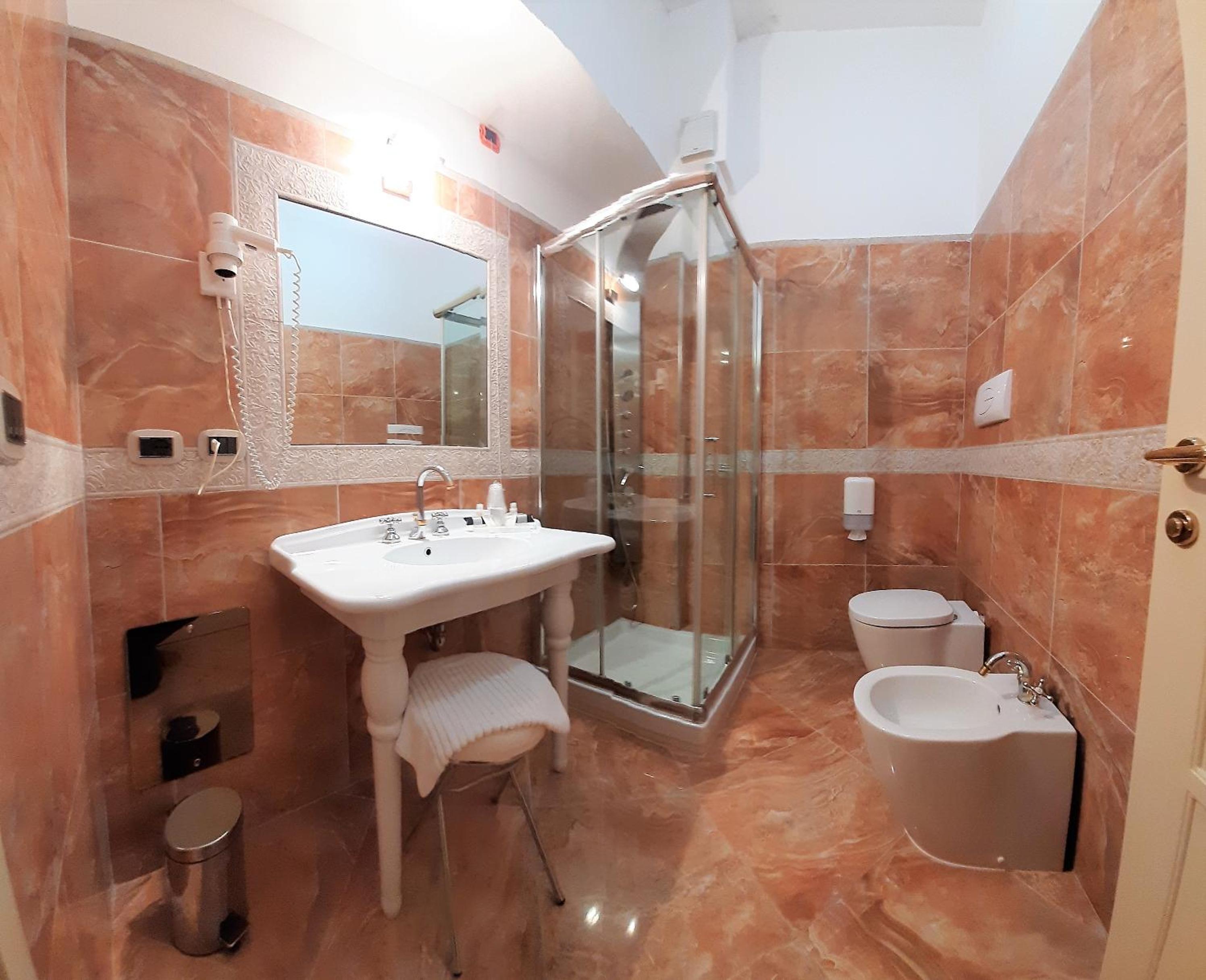Deluxe Double Room - Photo 10