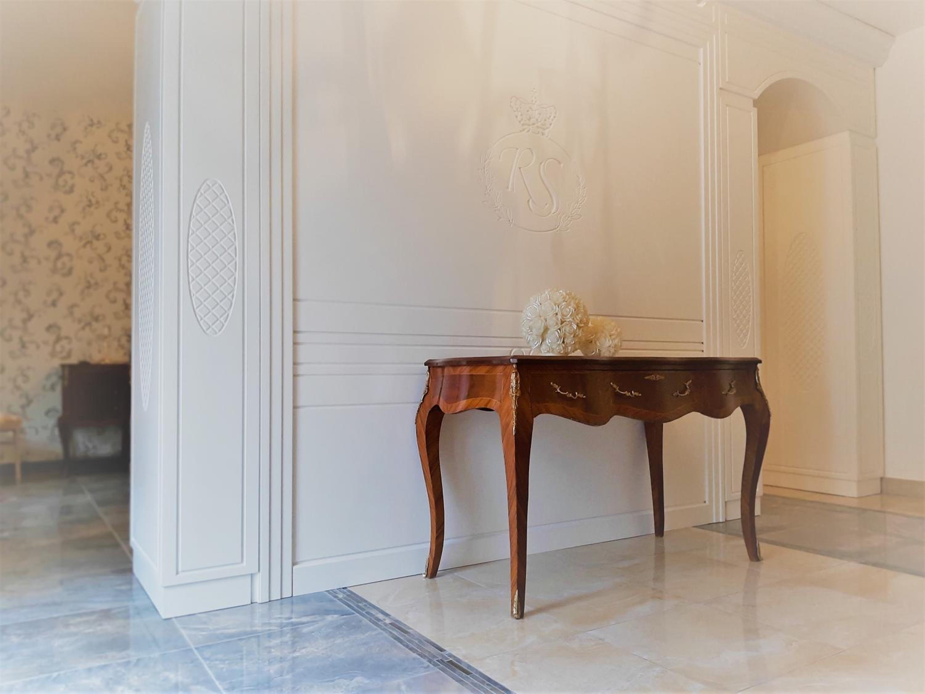 Executive Suite - Photo 2