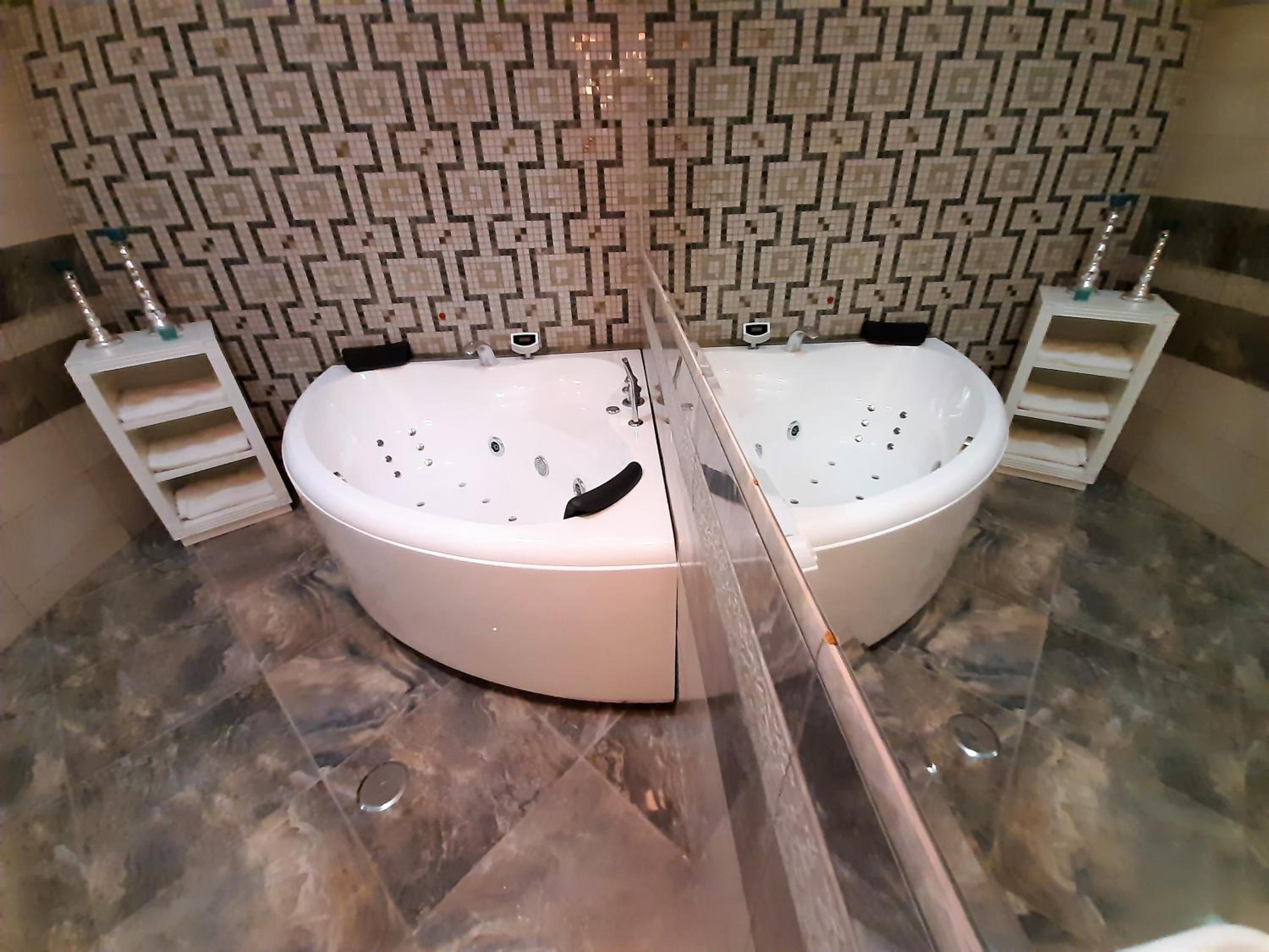Executive Suite - Photo 14
