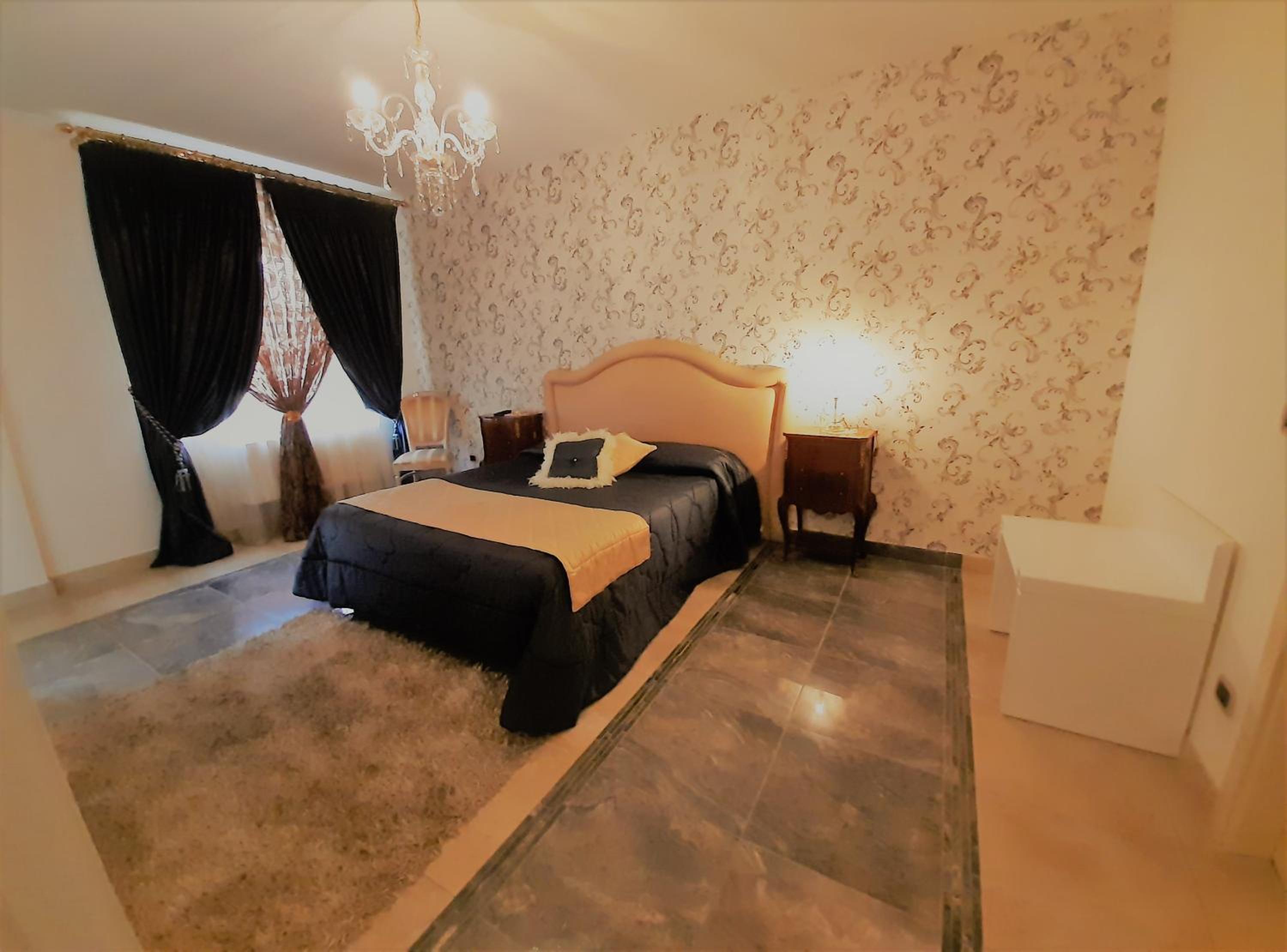 Executive Suite - Photo 12