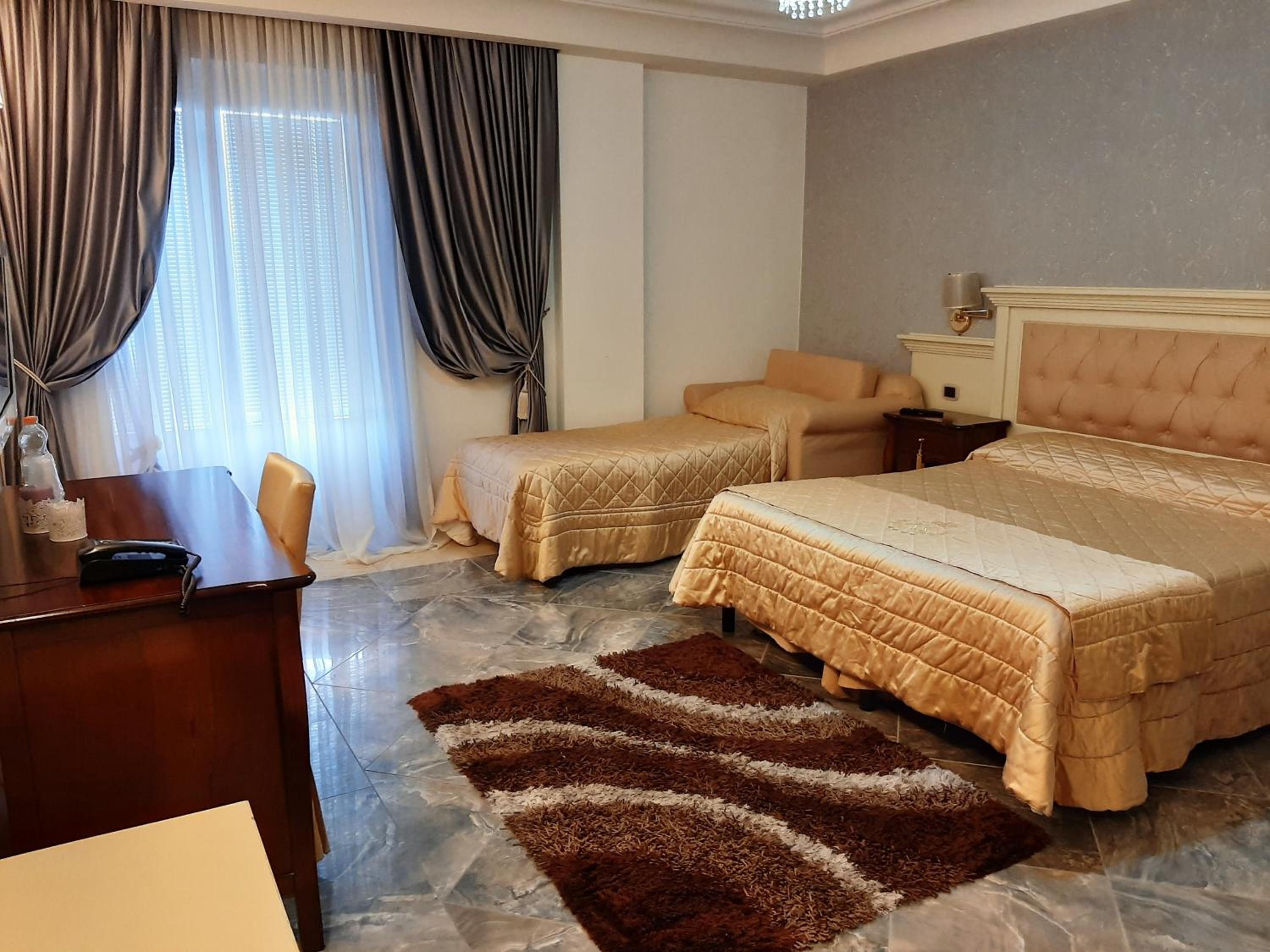 Deluxe Double Room - Photo 11