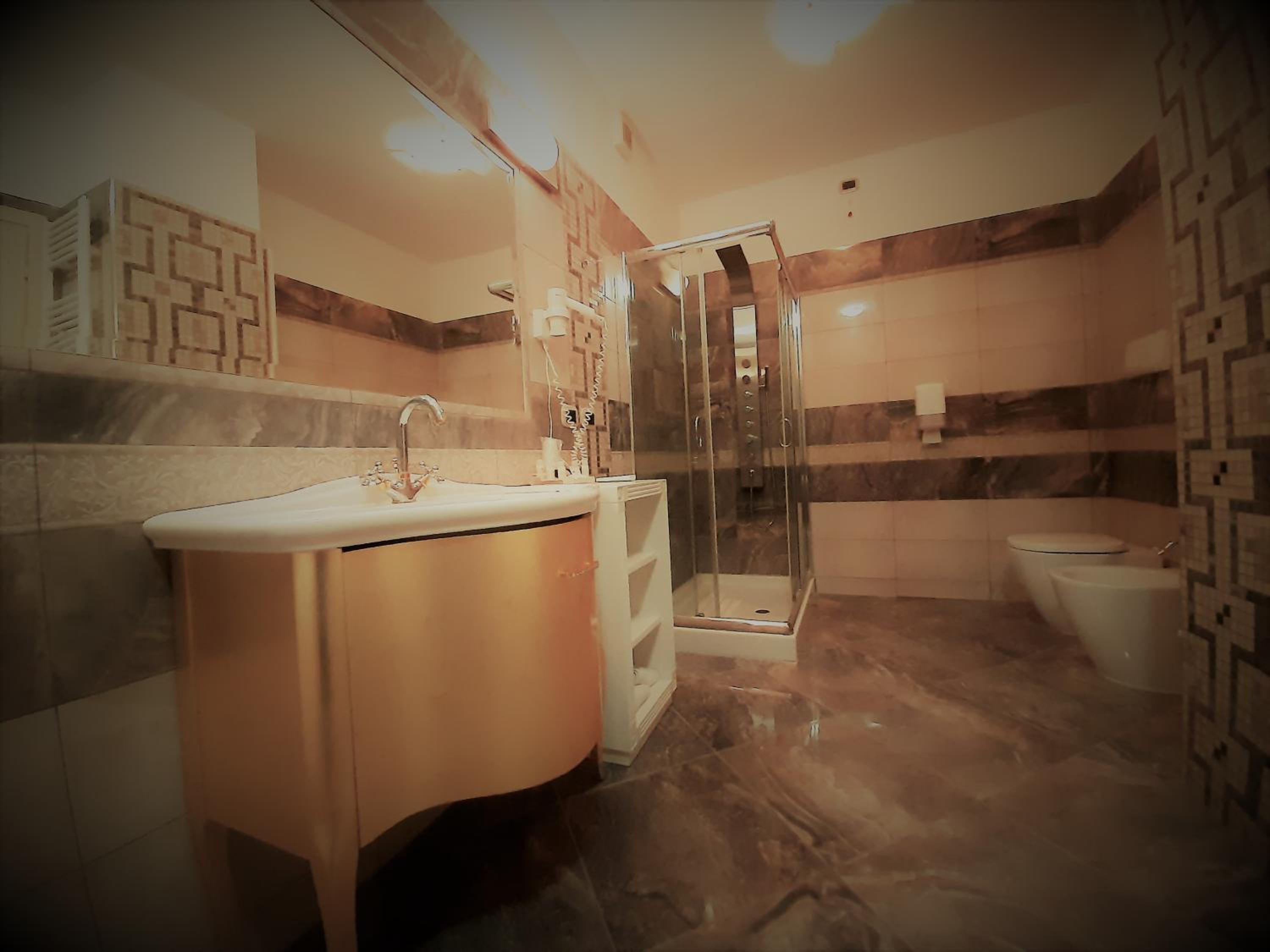 Executive Suite - Photo 11