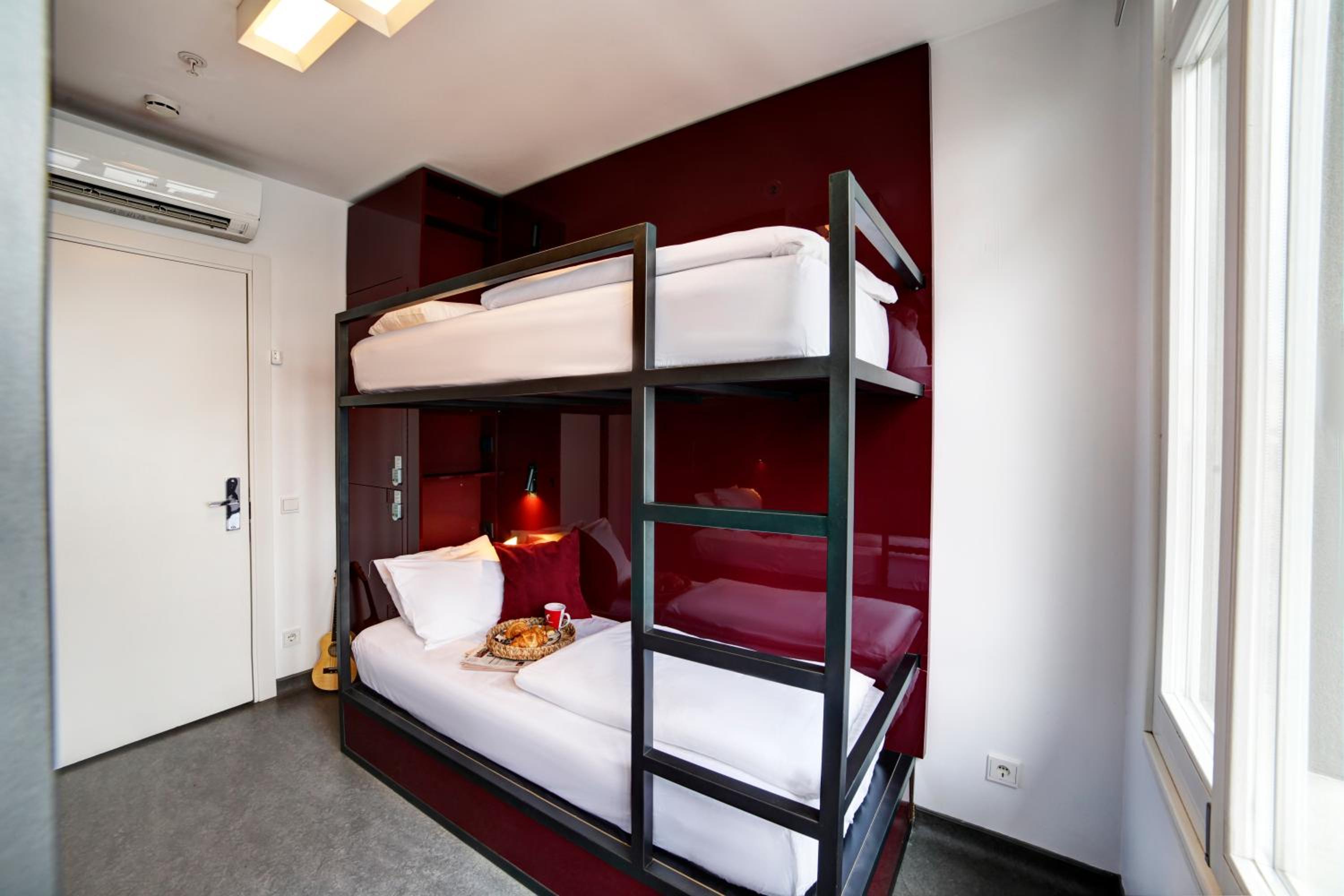 Bed in 6-Bed Dormitory Room photo 2