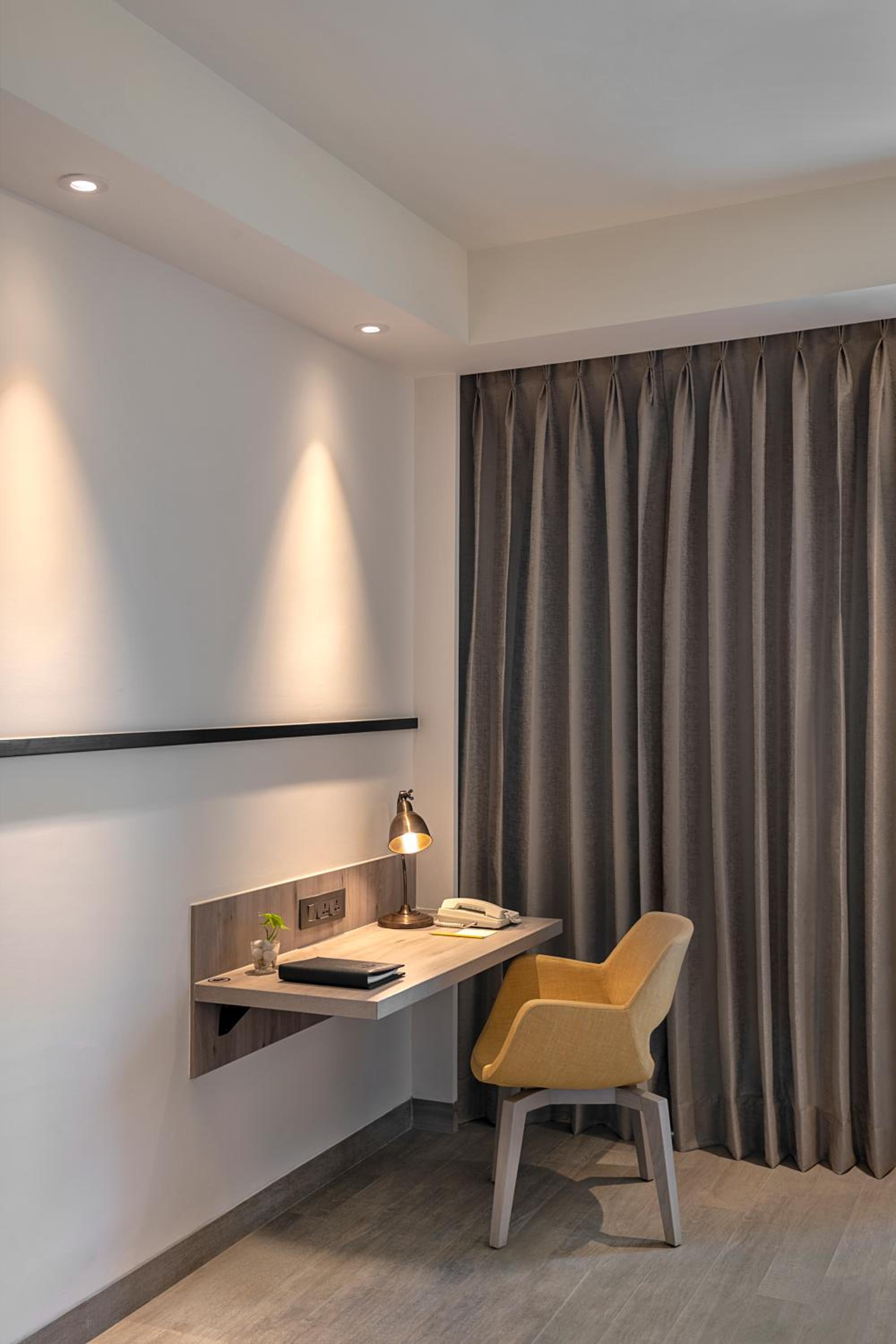 Deluxe King Room - Photo 2