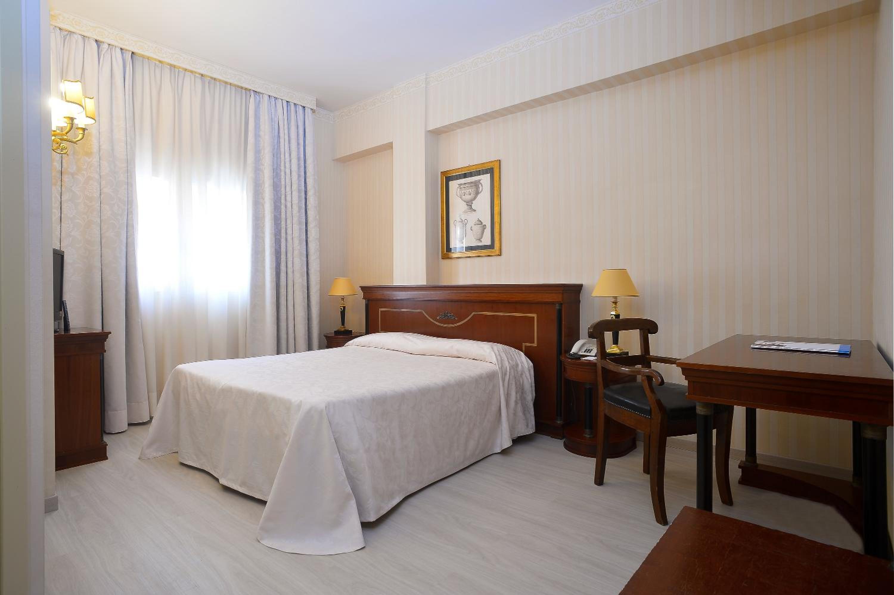Double or Twin Room - Photo 5
