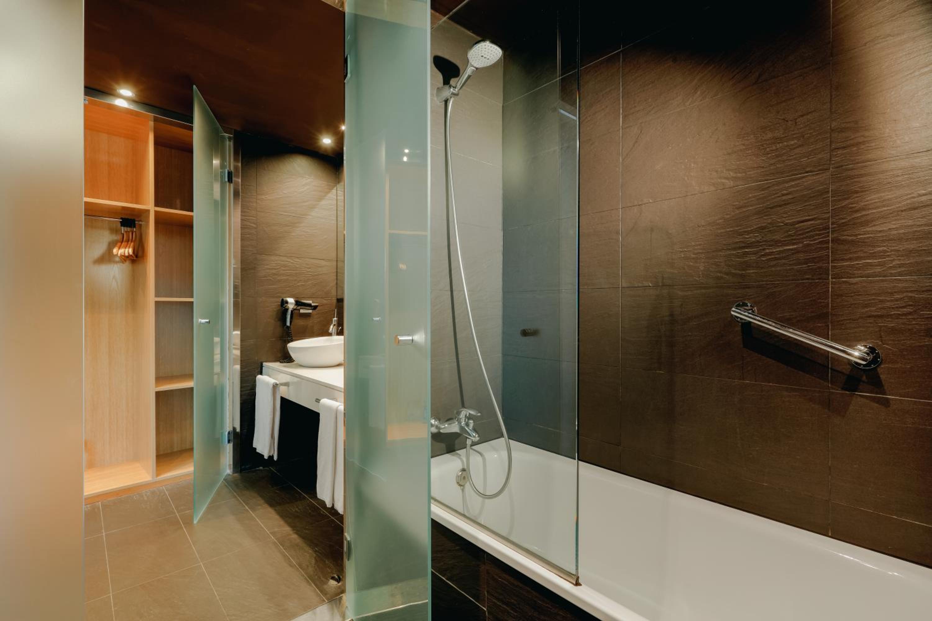 Standard Double or Twin Room with Extra bed (2 Adults + 1 Child) - Photo 5