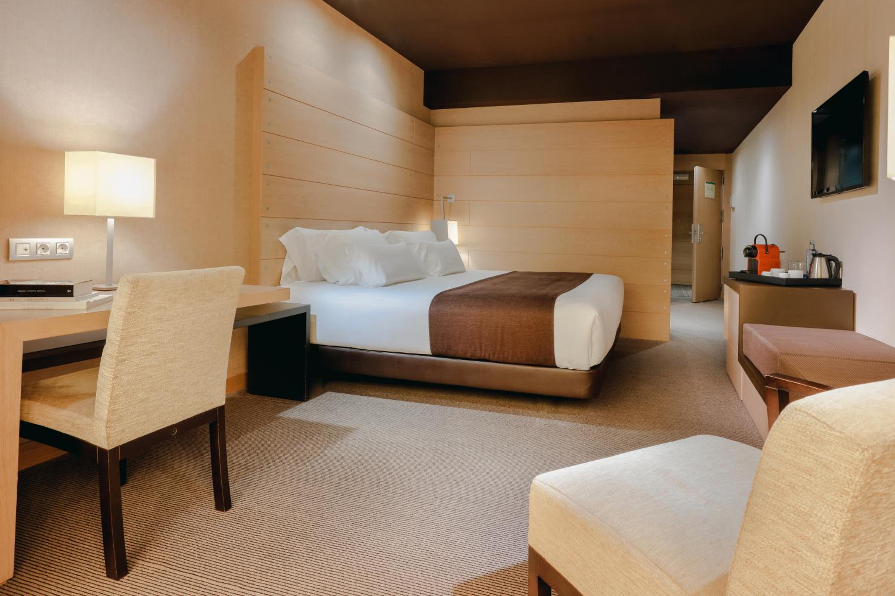 Superior Double or Twin Room with View - Photo 4