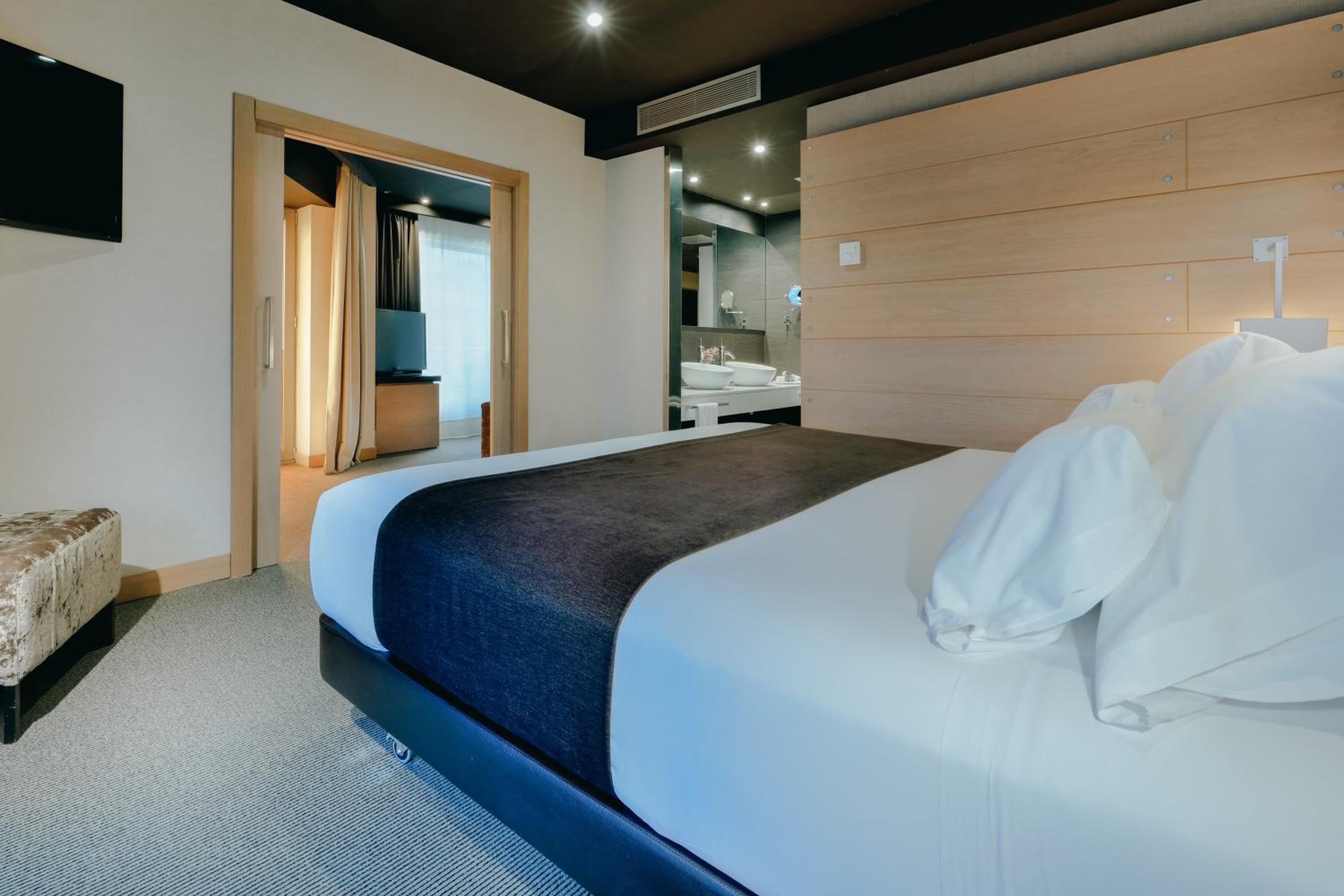 Junior Suite with View - Photo 5