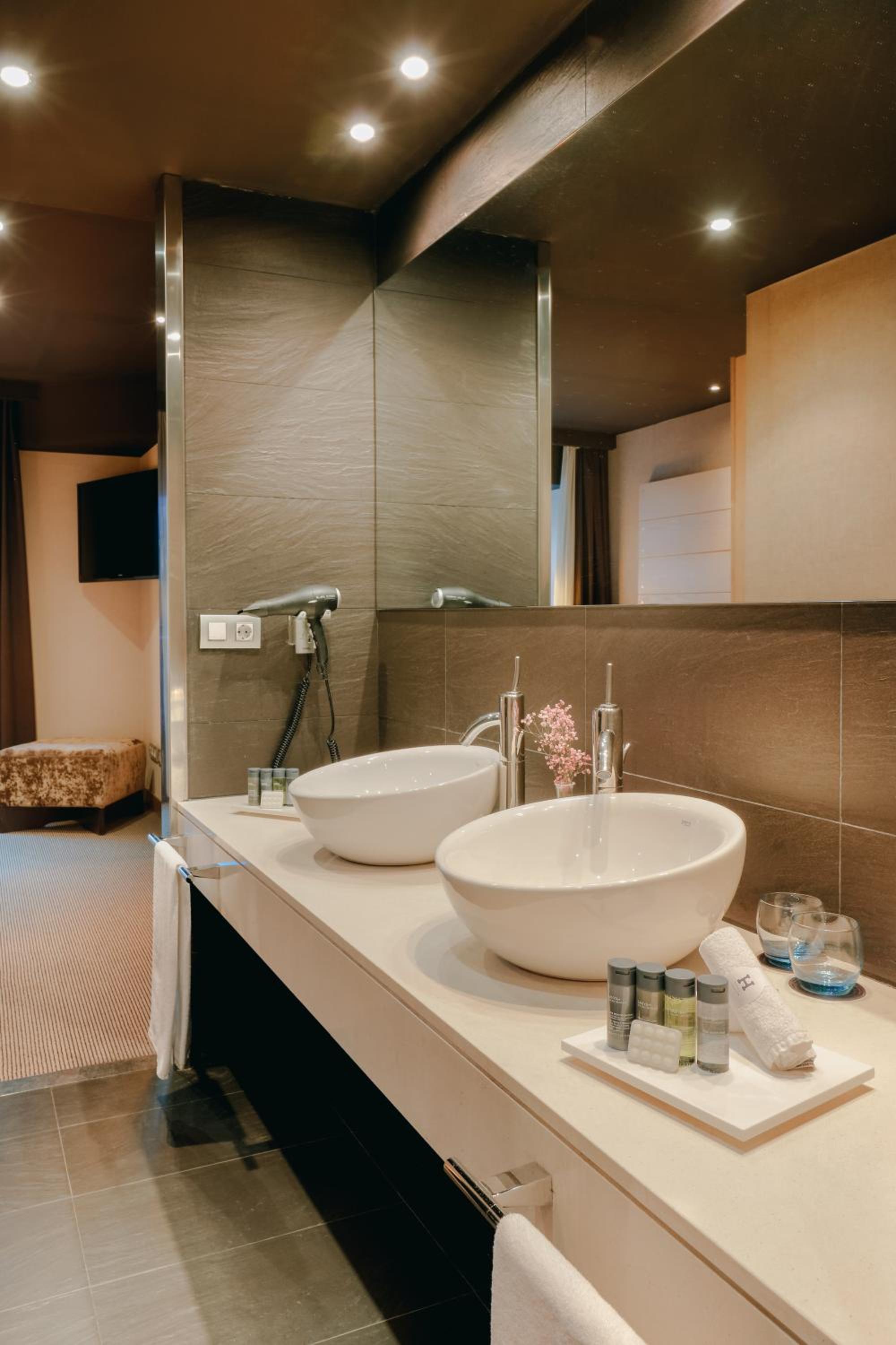Junior Suite with View - Photo 8