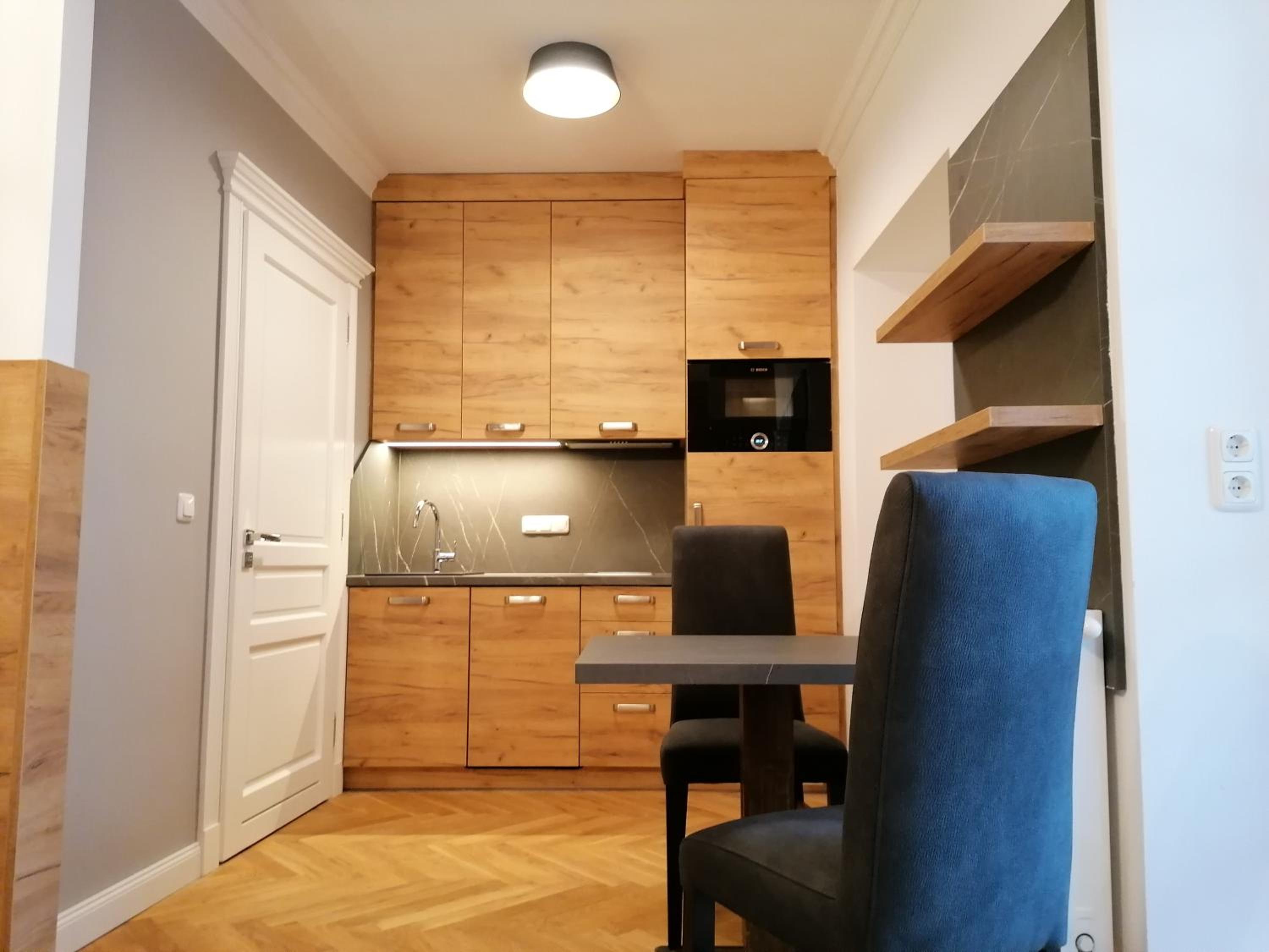 Studio Apartment with Balcony photo 3