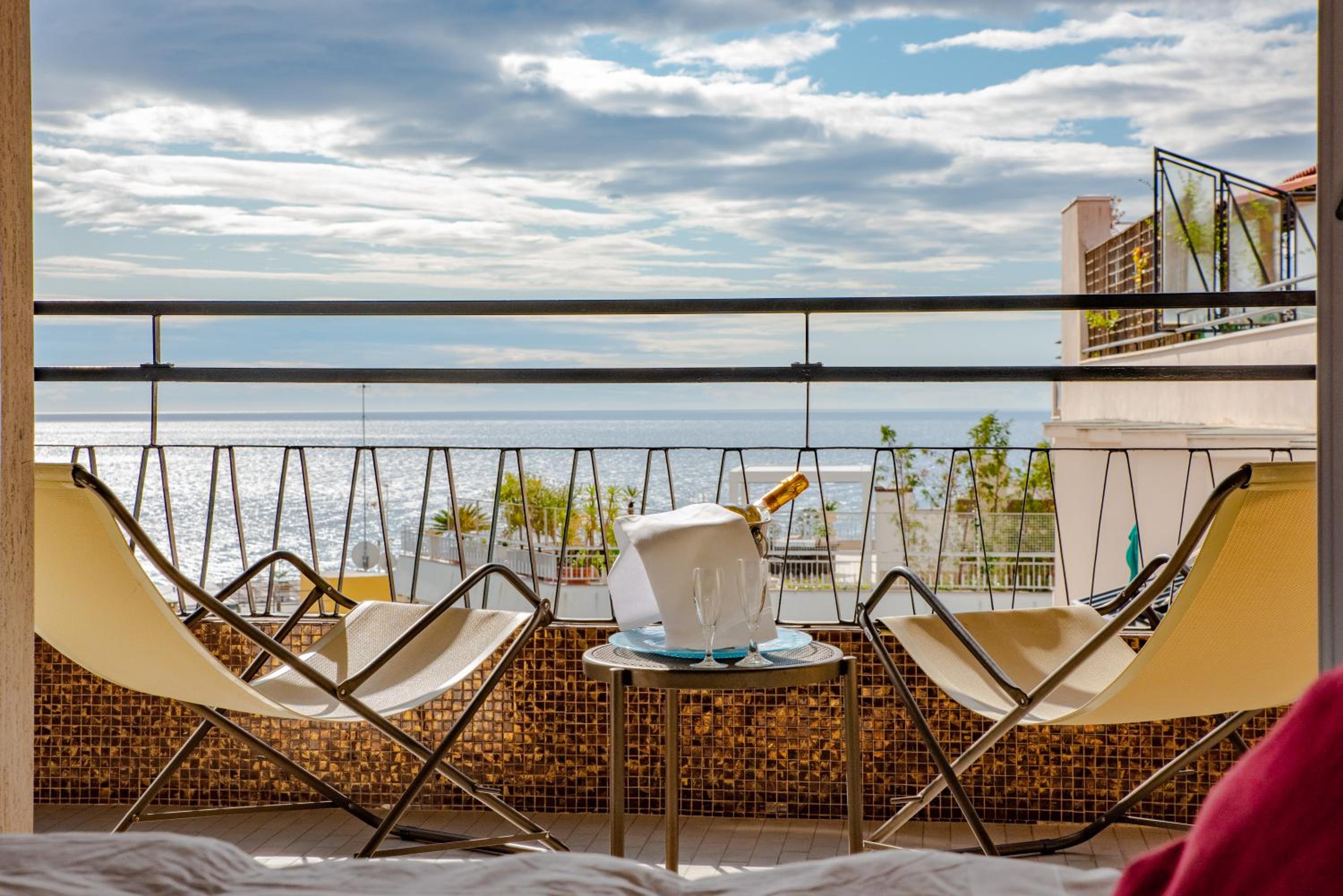 Double Room with Sea View - Photo 3