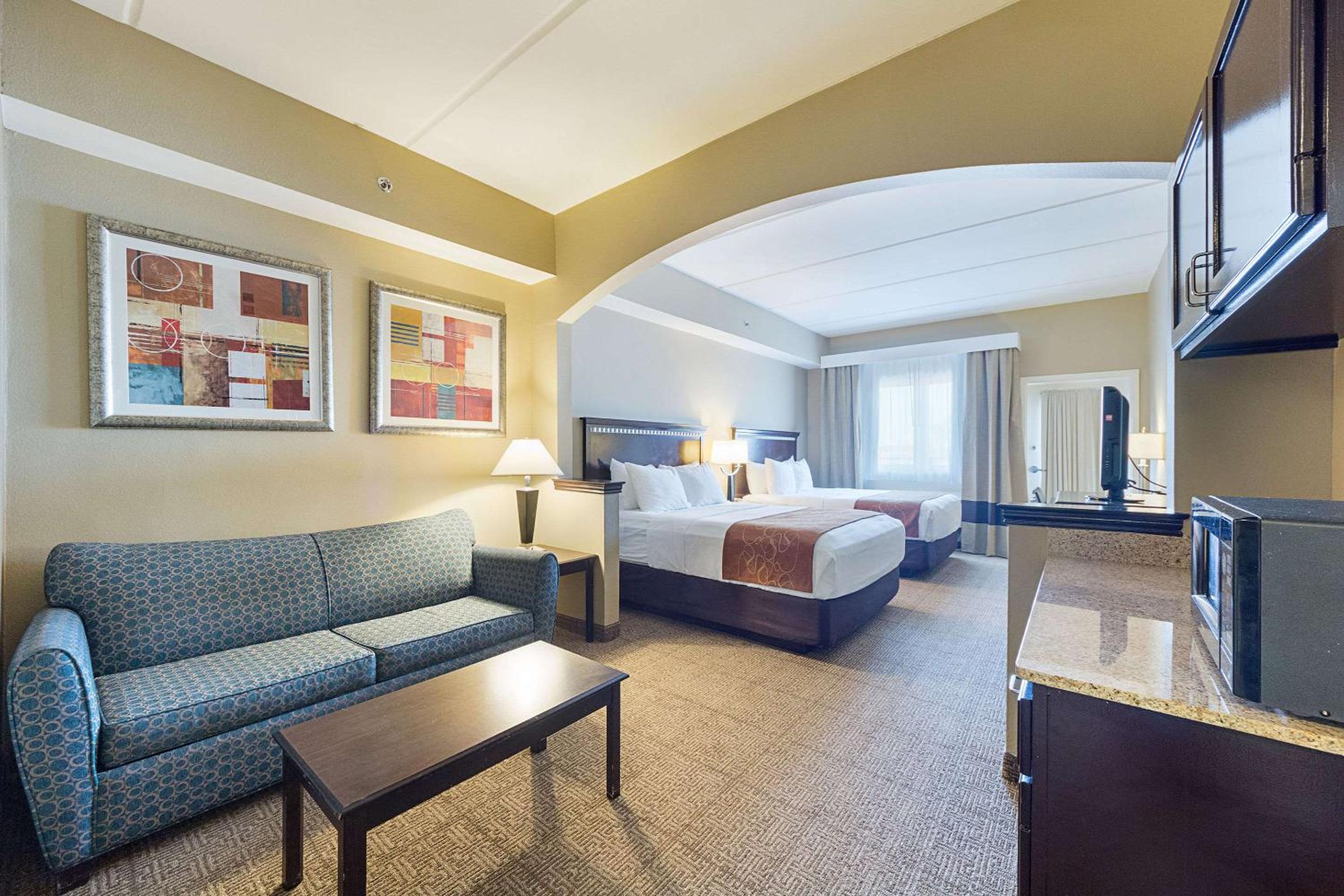 Queen Suite with Partial Ocean View - Non-Smoking - Photo 3