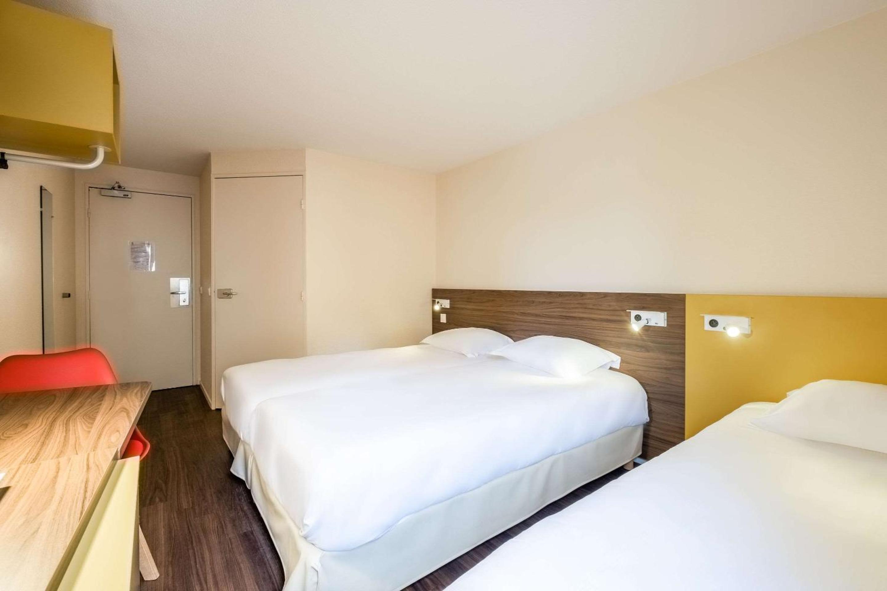 Triple Room with Three Single Beds - Photo 4