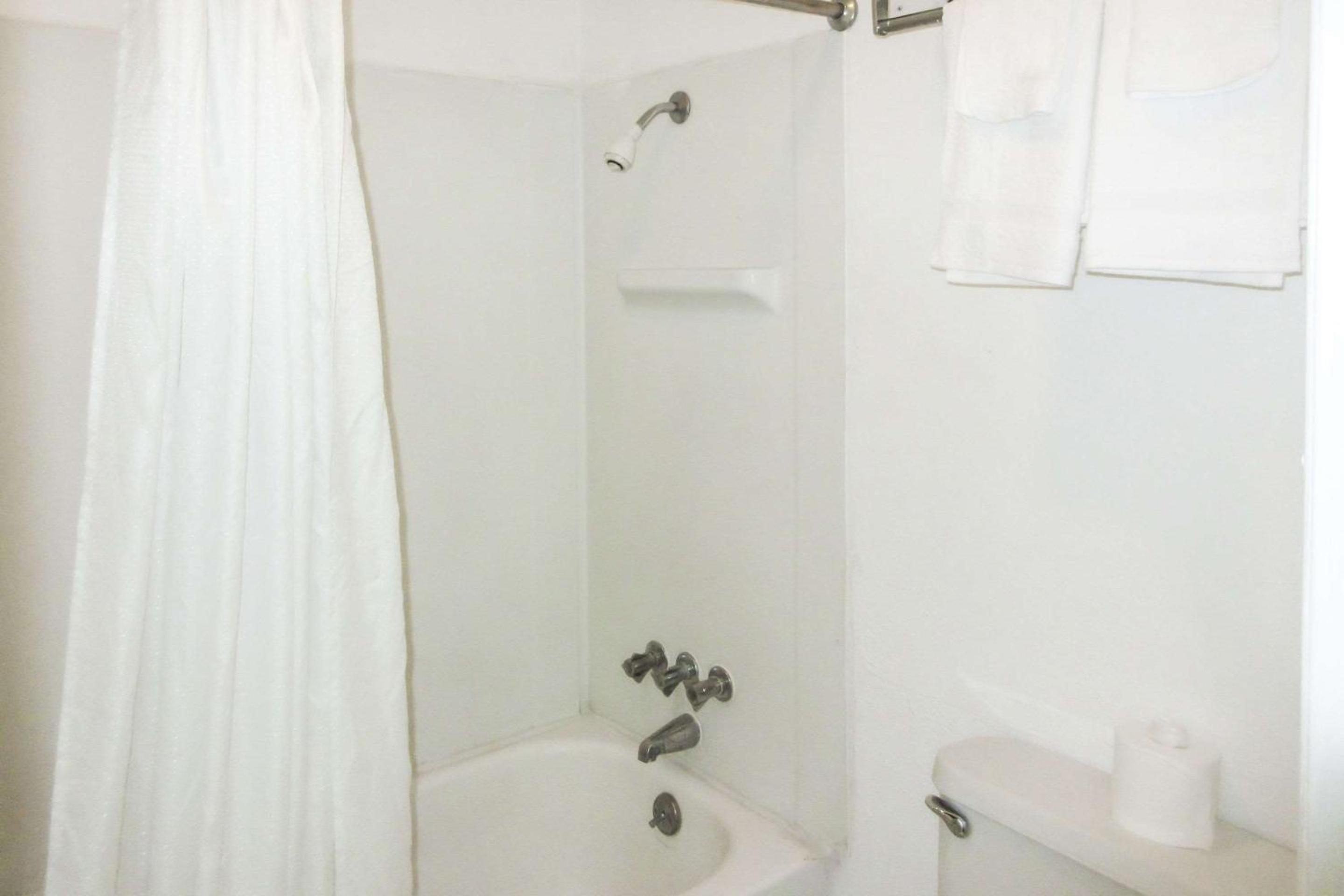 King Room - Non-Smoking - Photo 9