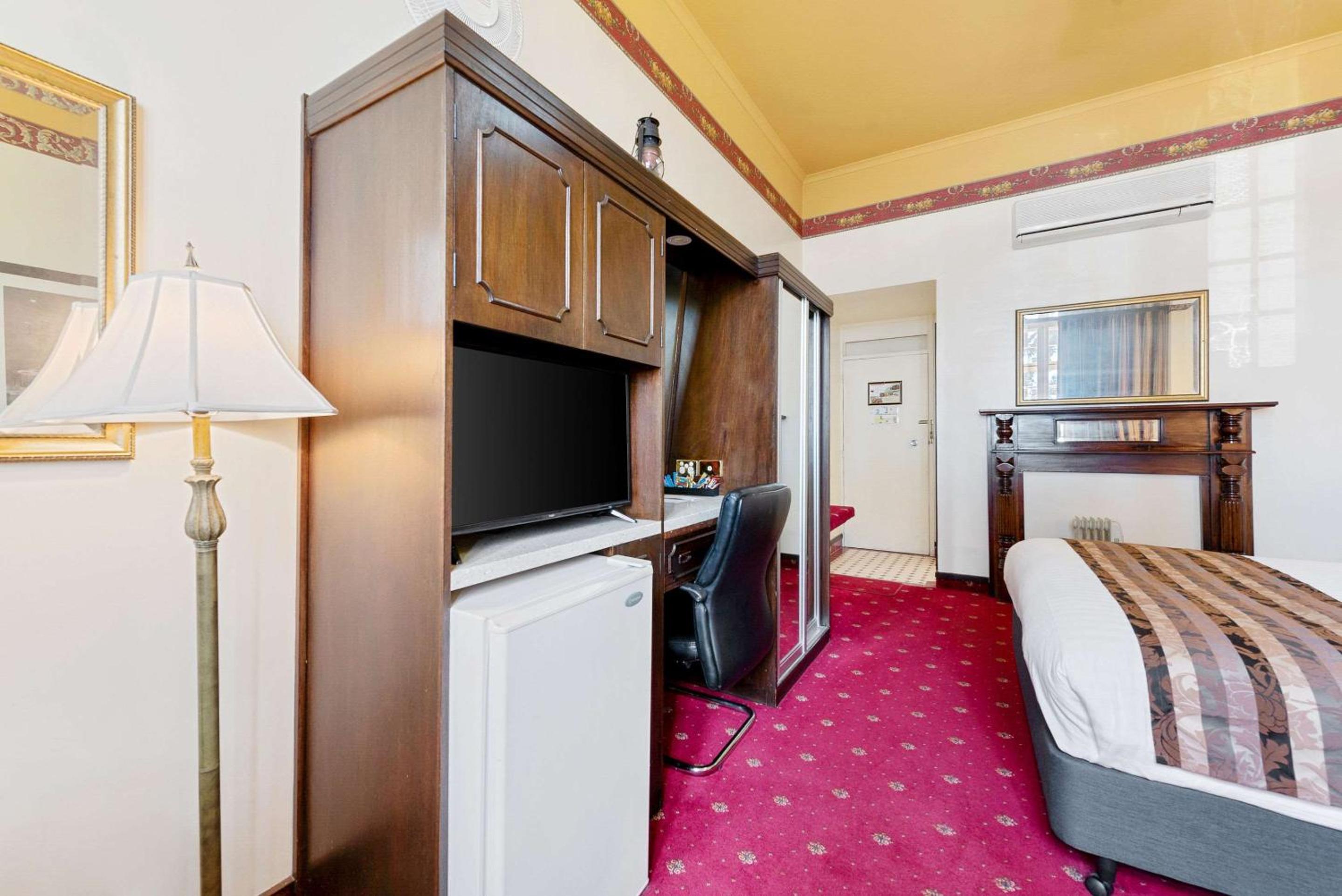Queen Room - Non-Smoking - Photo 6
