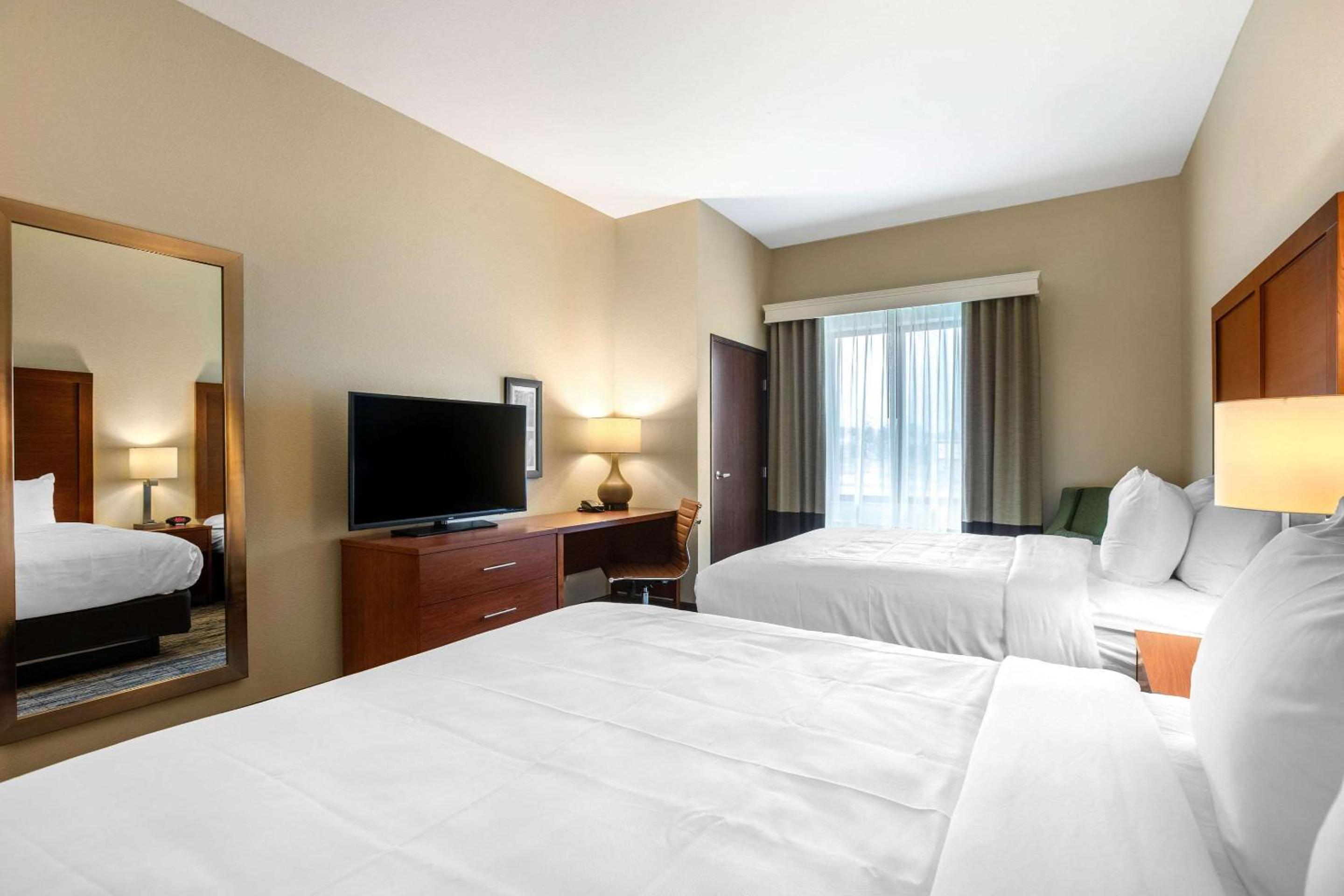 Queen Room with Two Queen Beds - Non-Smoking - Photo 5