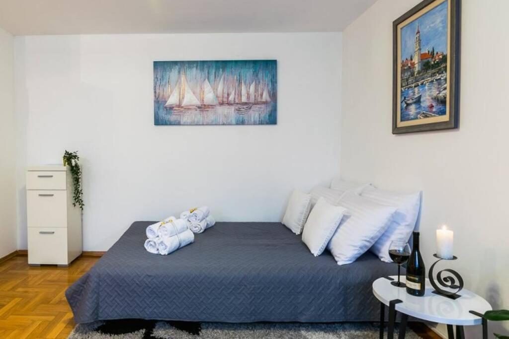 One-Bedroom Apartment - Photo 3