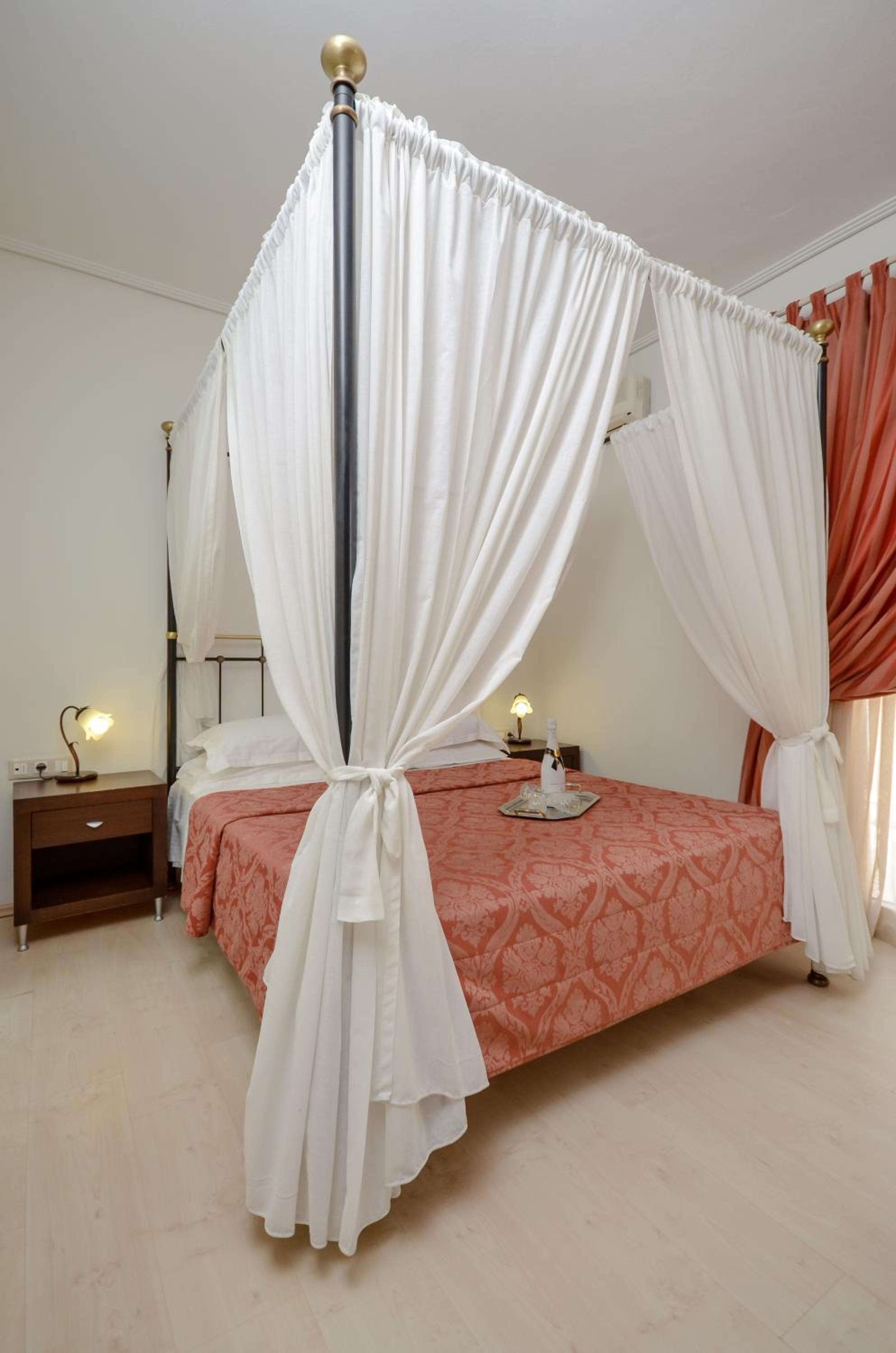 Honeymoon Suite photo 3