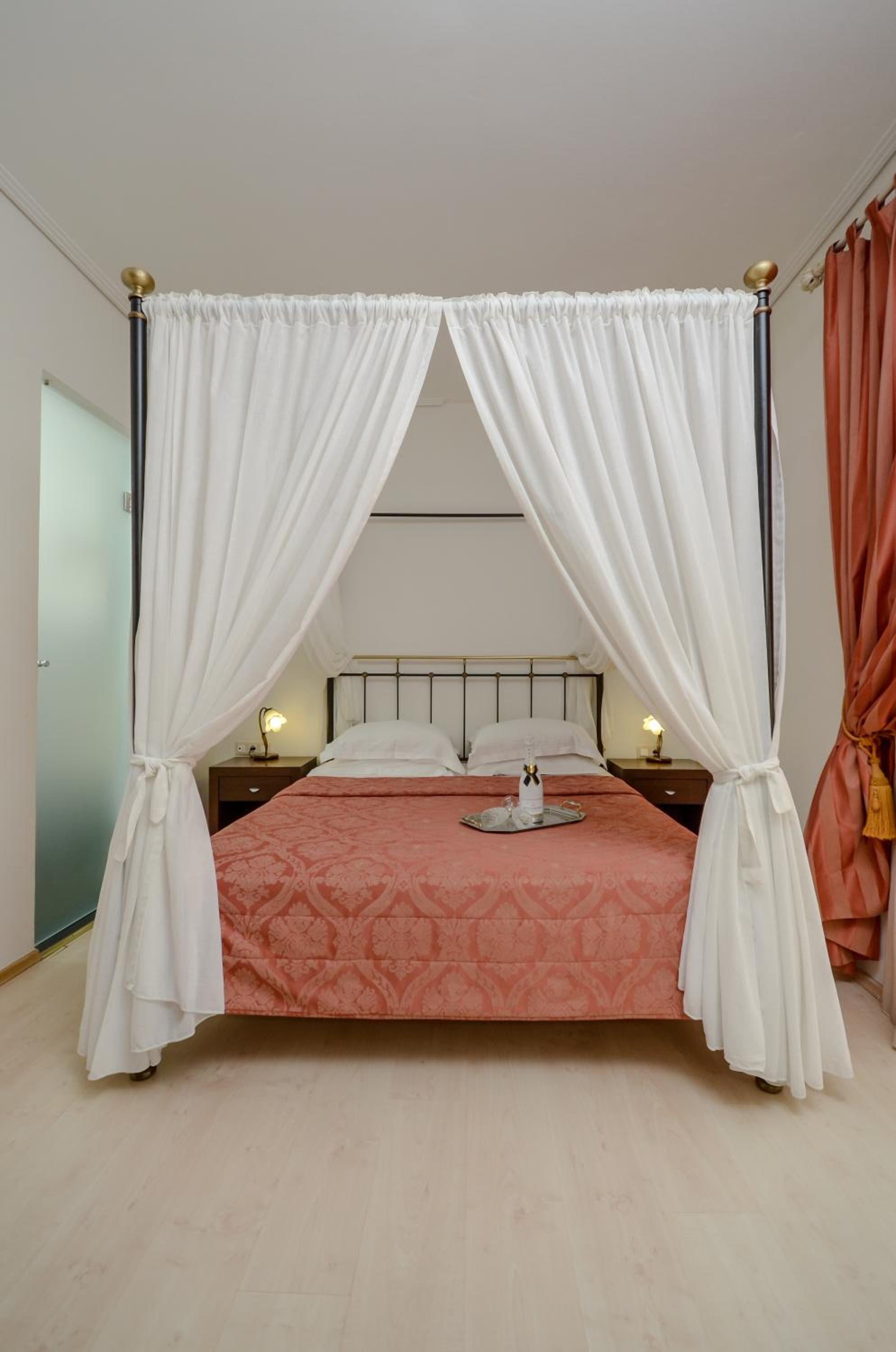 Honeymoon Suite photo 2